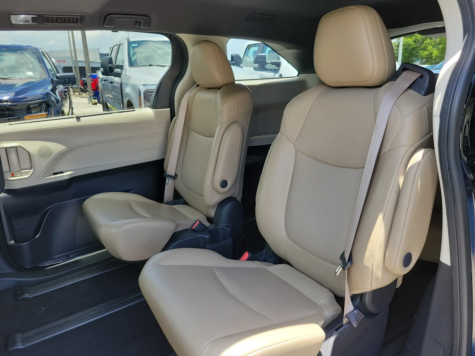2021 Toyota Sienna XLE photo 19