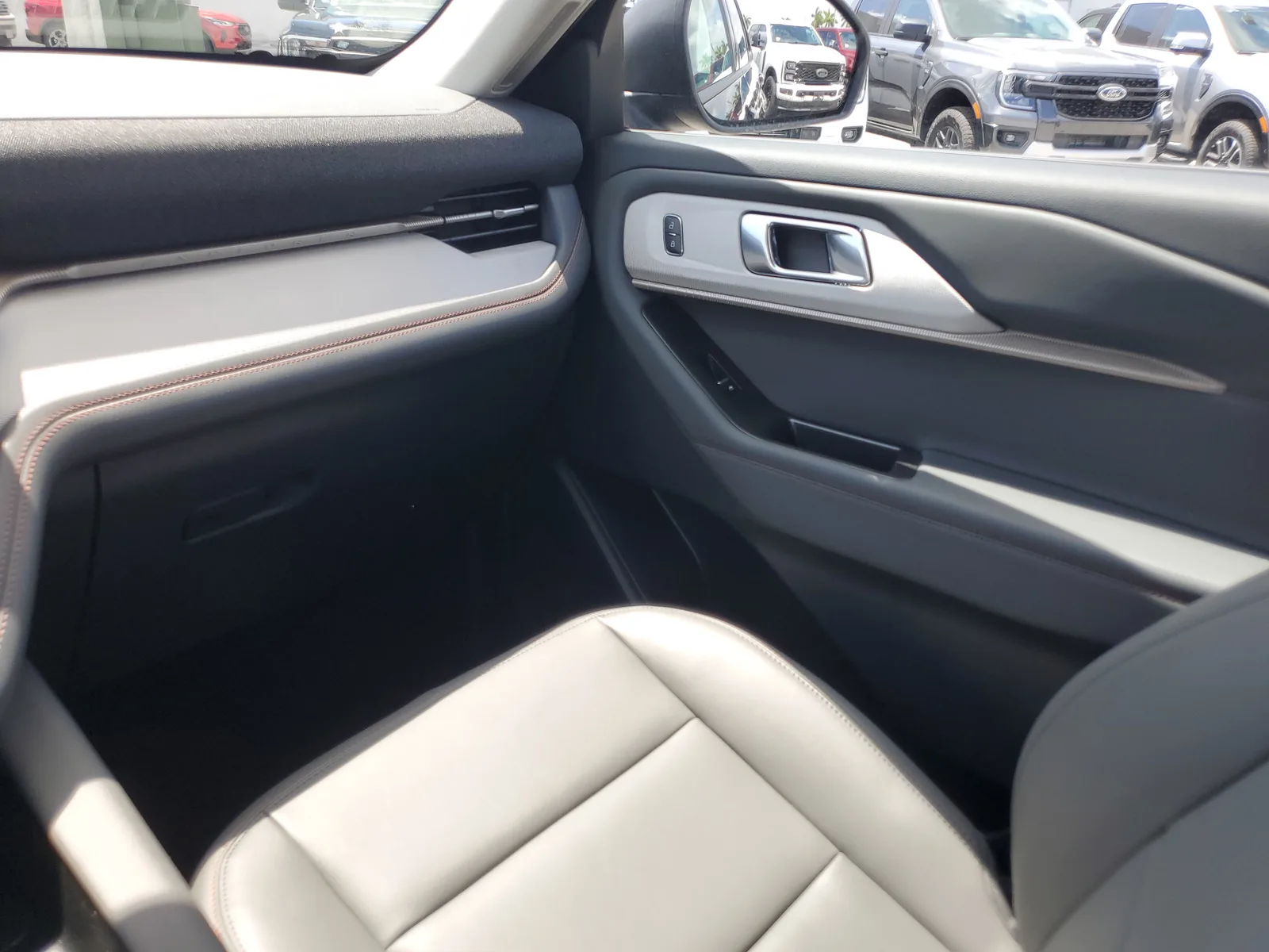 2025 Ford Explorer Active photo 14