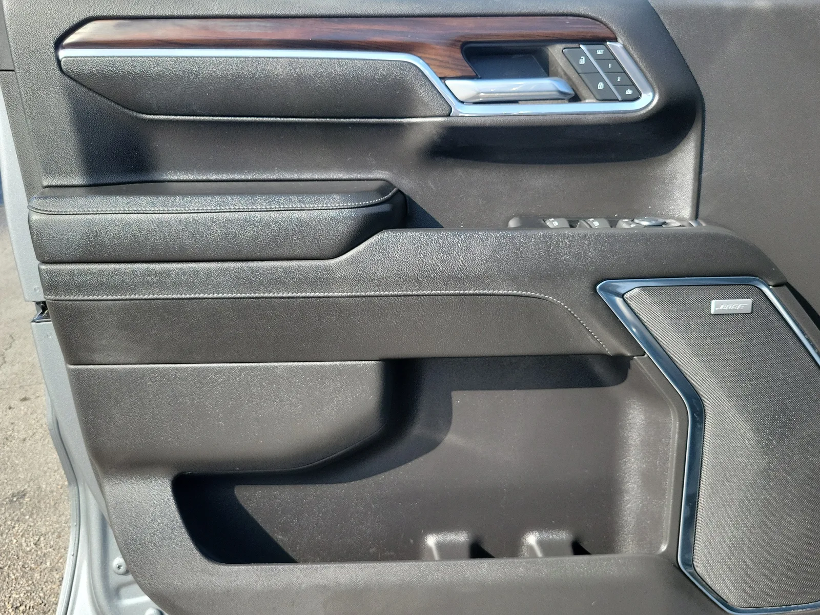 2024 GMC Sierra 1500 SLT photo 24