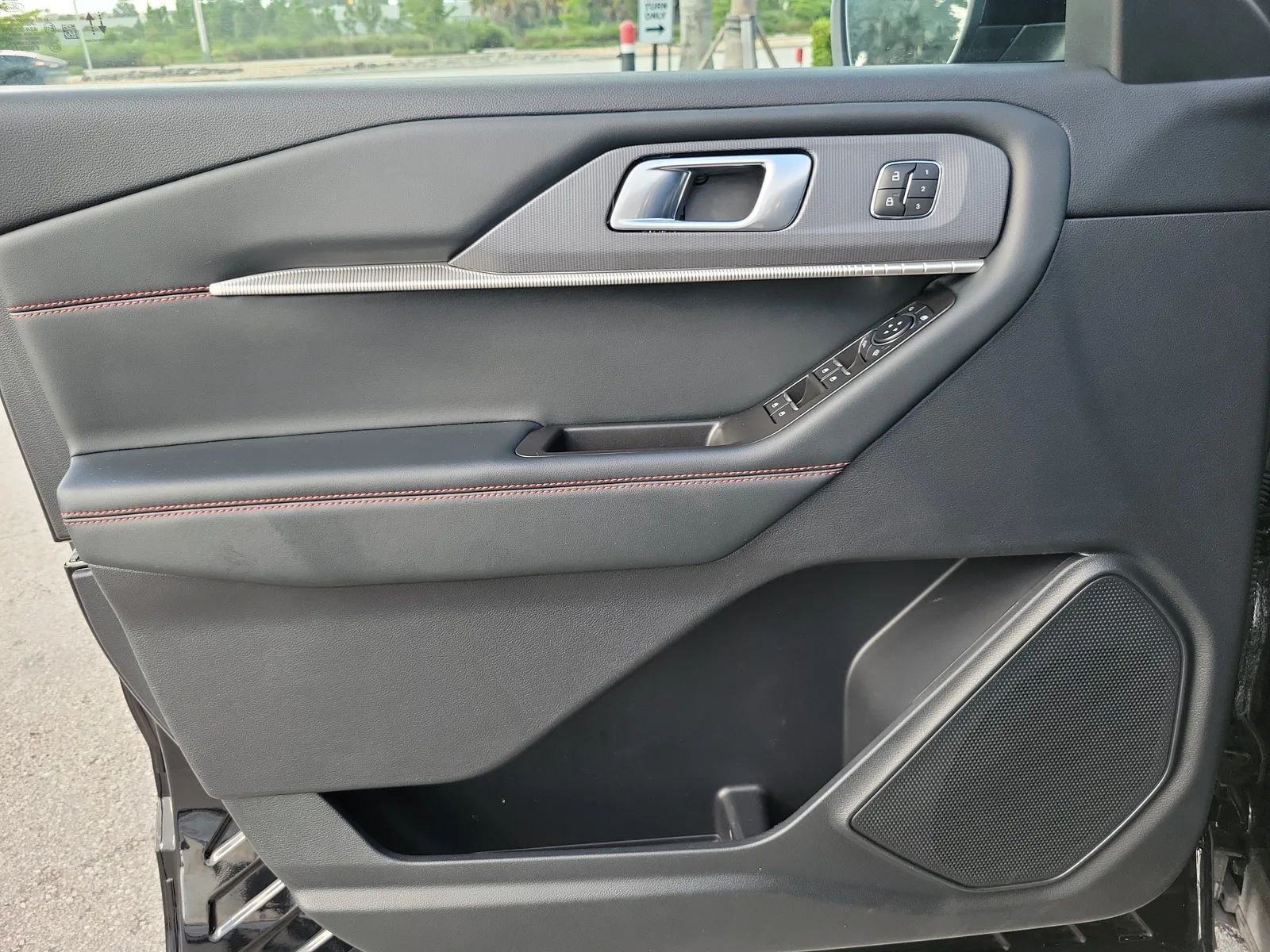 2025 Ford Explorer ST-Line photo 22