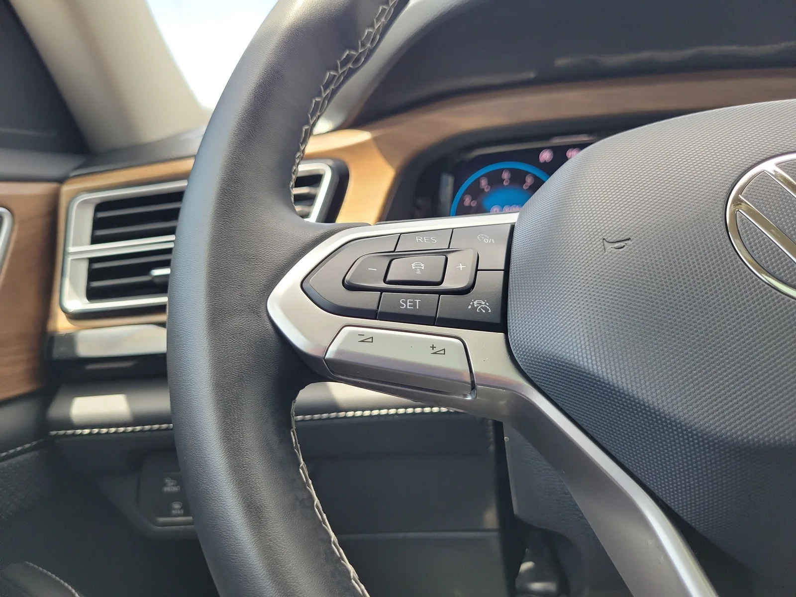 2024 Volkswagen Atlas 2.0T SE w/Technology photo 20