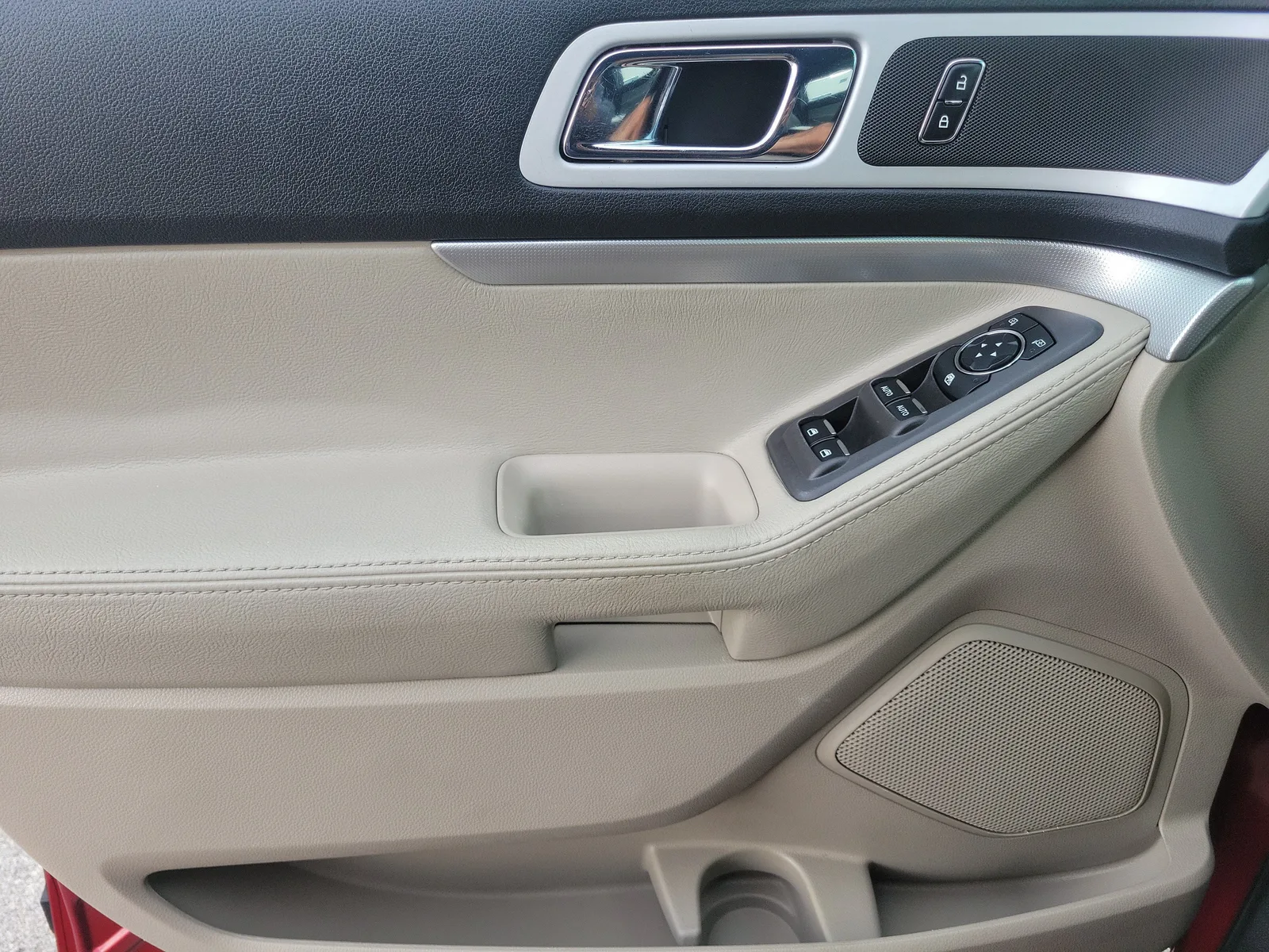 2014 Ford Explorer XLT photo 32