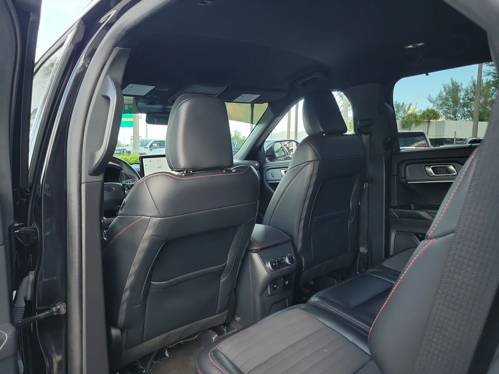 2025 Ford Explorer ST-Line photo 14