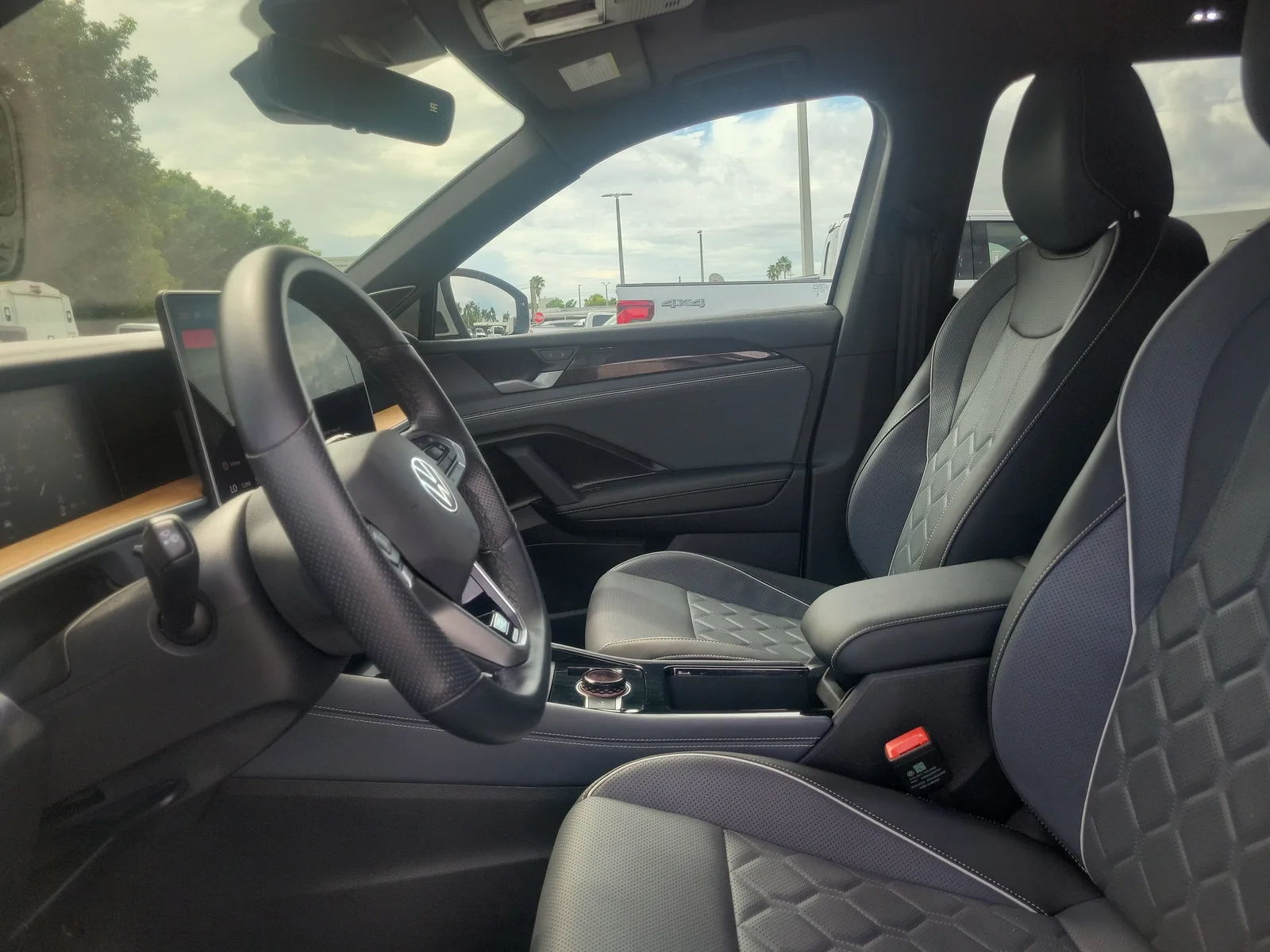 2025 Volkswagen Tiguan SEL R-Line photo 12