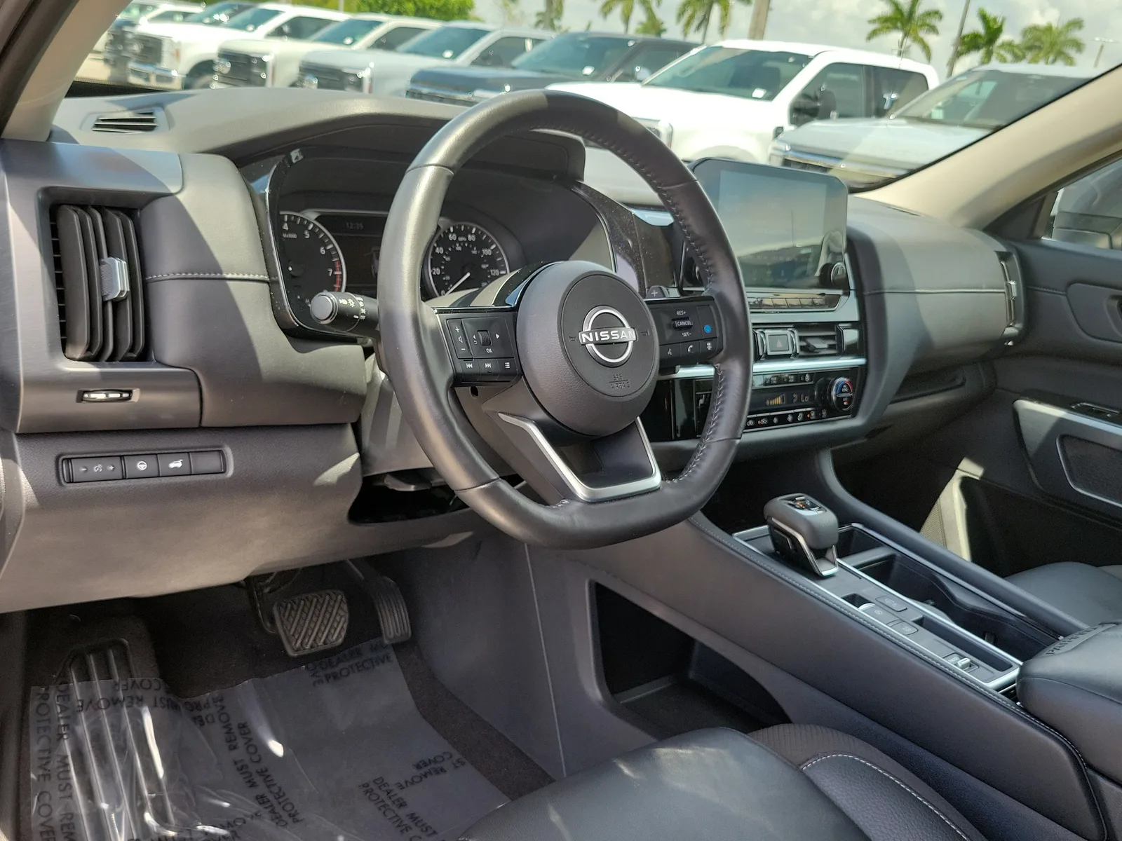 2025 Nissan Pathfinder SL photo 9