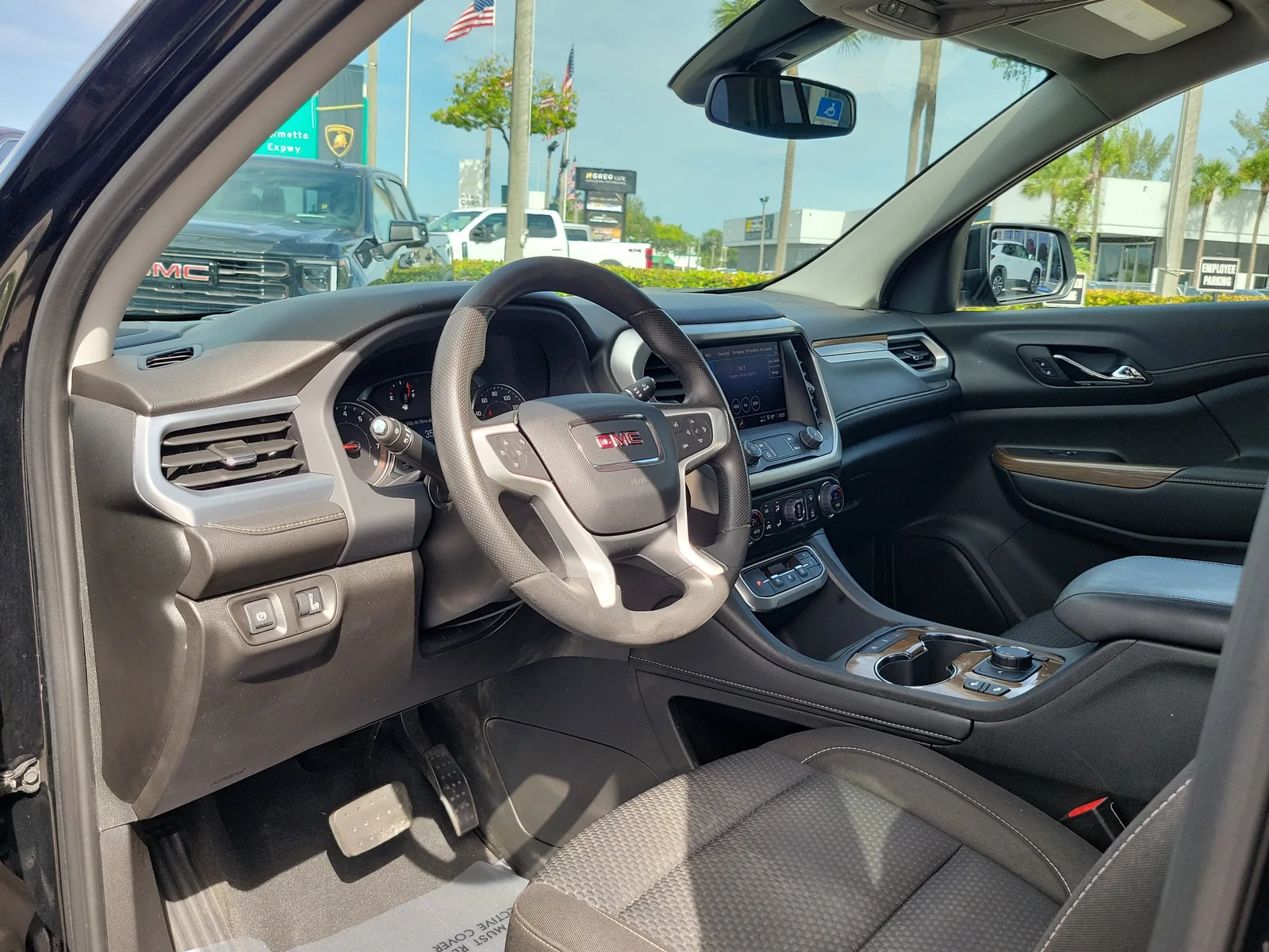 2023 GMC Acadia SLE photo 15