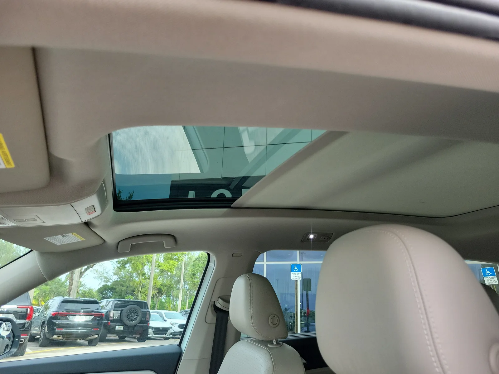2022 Volkswagen Atlas 3.6L V6 SE w/Technology photo 11