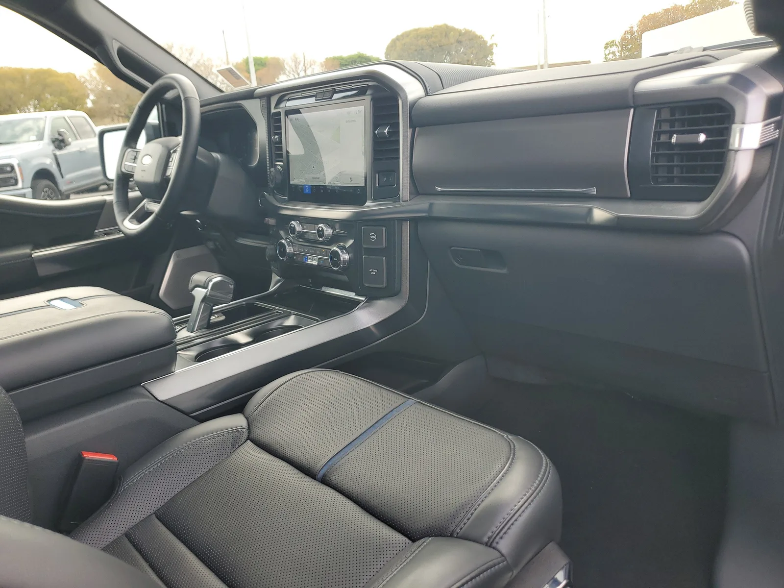 2025 Ford F-150 Platinum photo 17