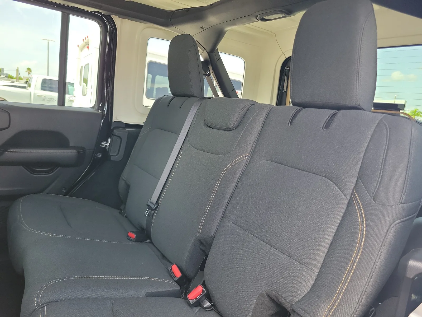 2025 Jeep Wrangler Sahara 4WD photo 14