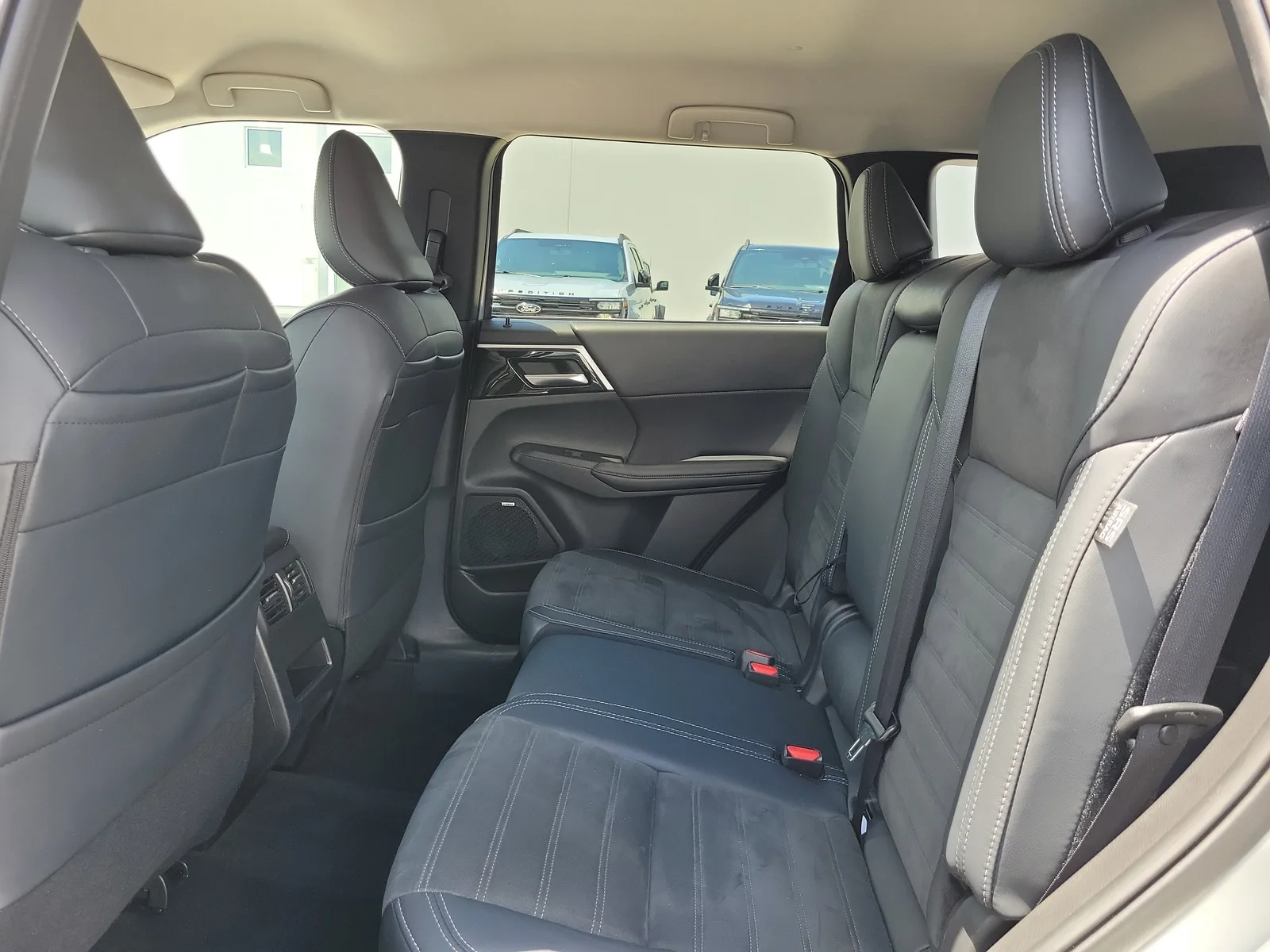 2025 Mitsubishi Outlander SE photo 20