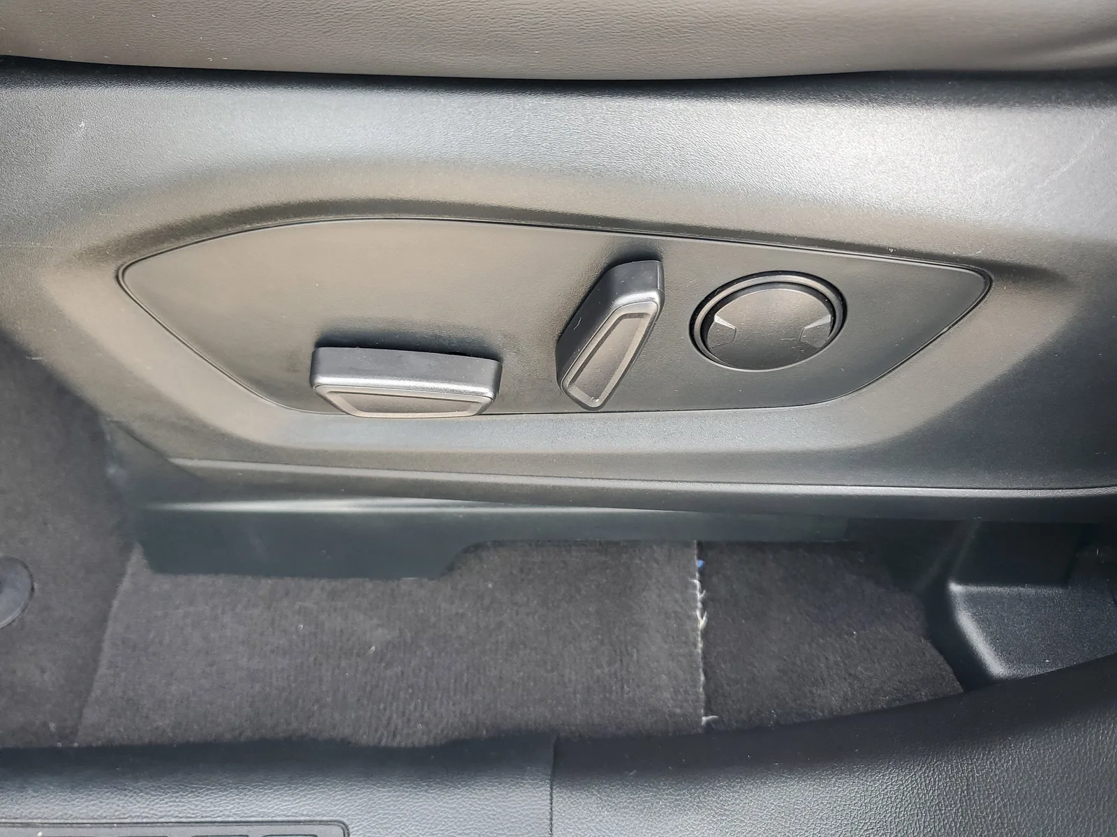 2023 Ford Explorer XLT photo 11