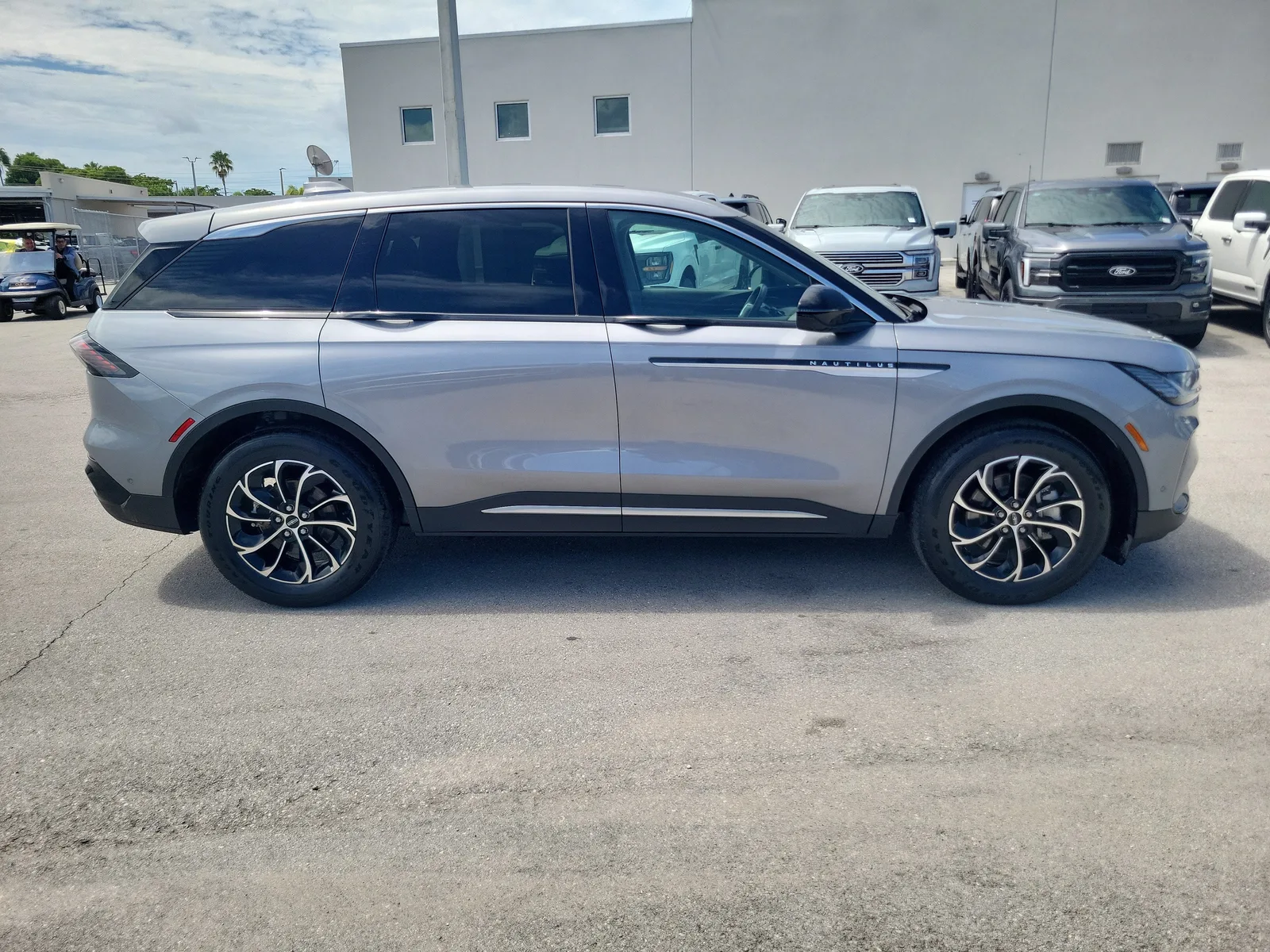 2024 Lincoln Nautilus Premiere 4WD photo 4