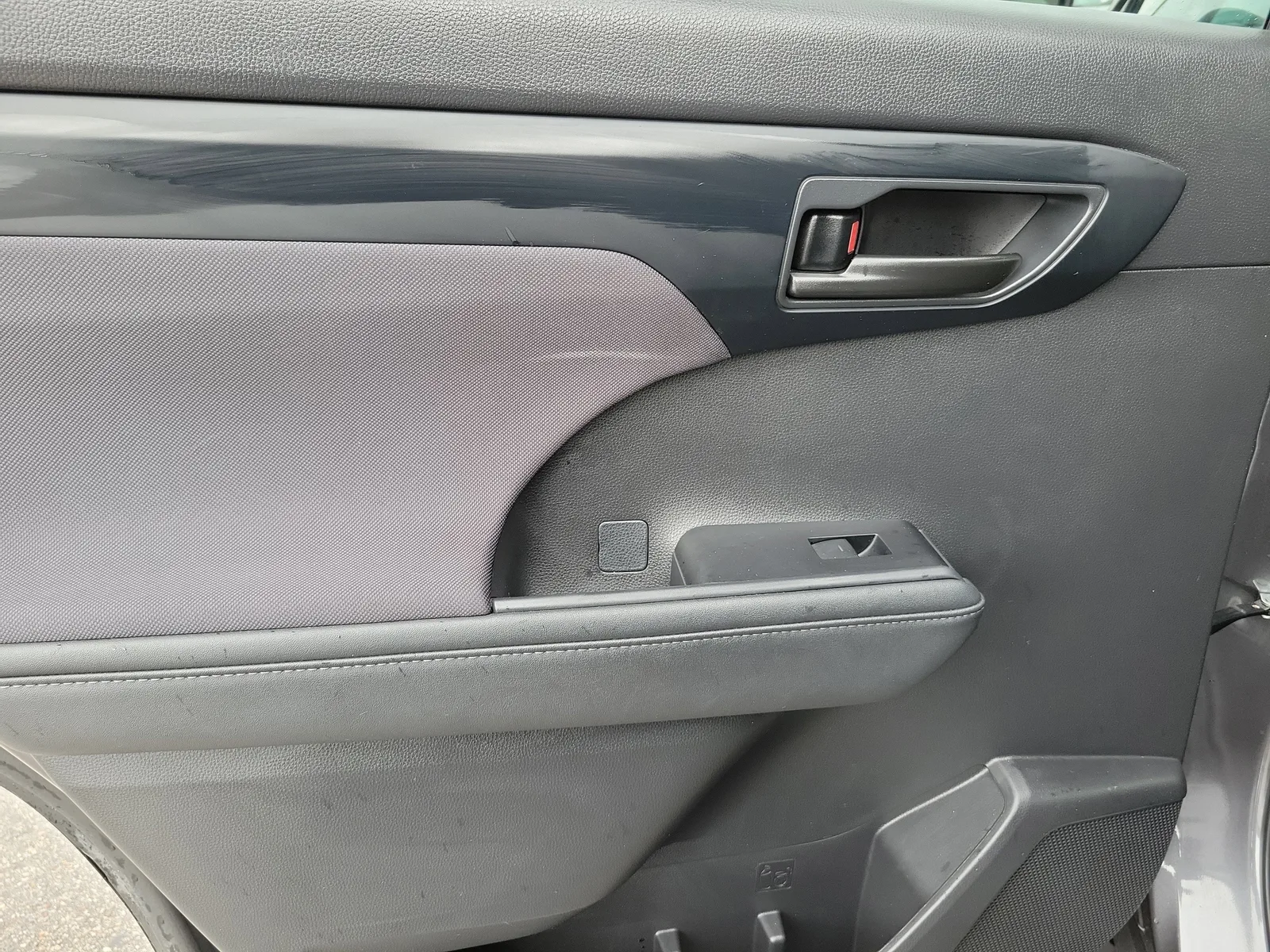 2023 Toyota Highlander LE photo 28