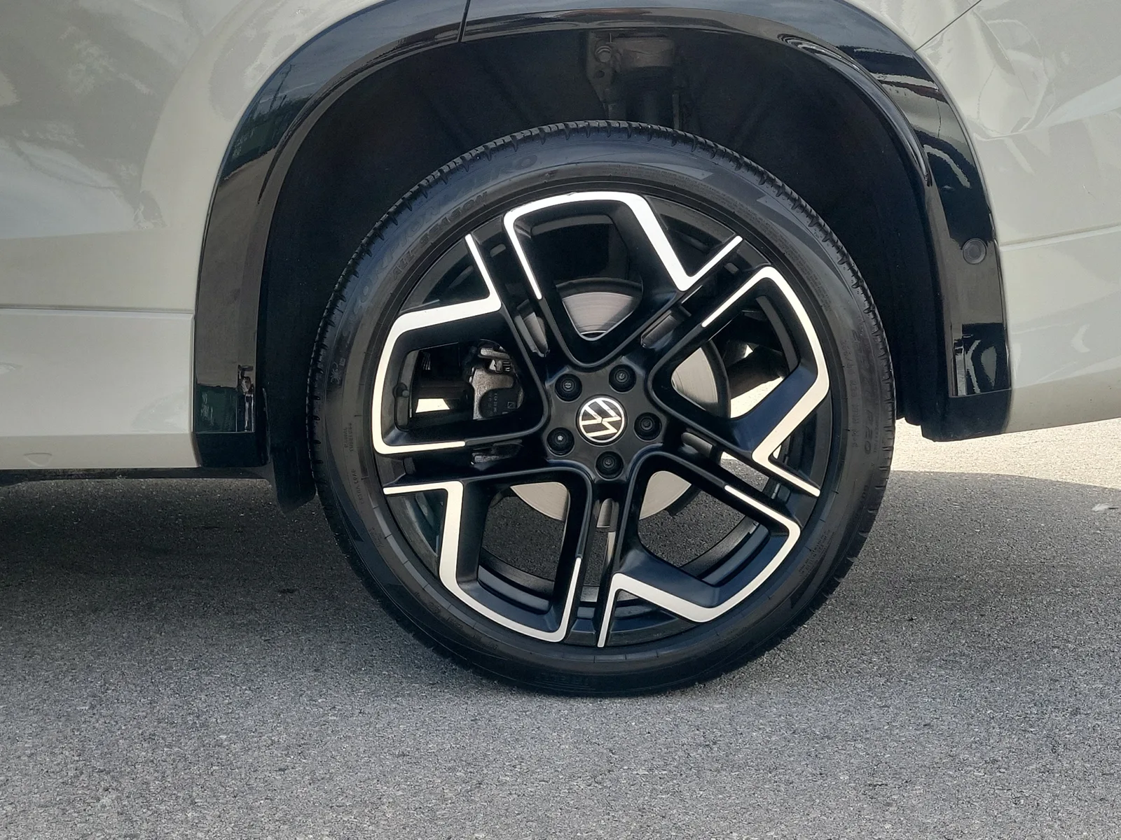 2025 Volkswagen Tiguan SEL R-Line photo 31