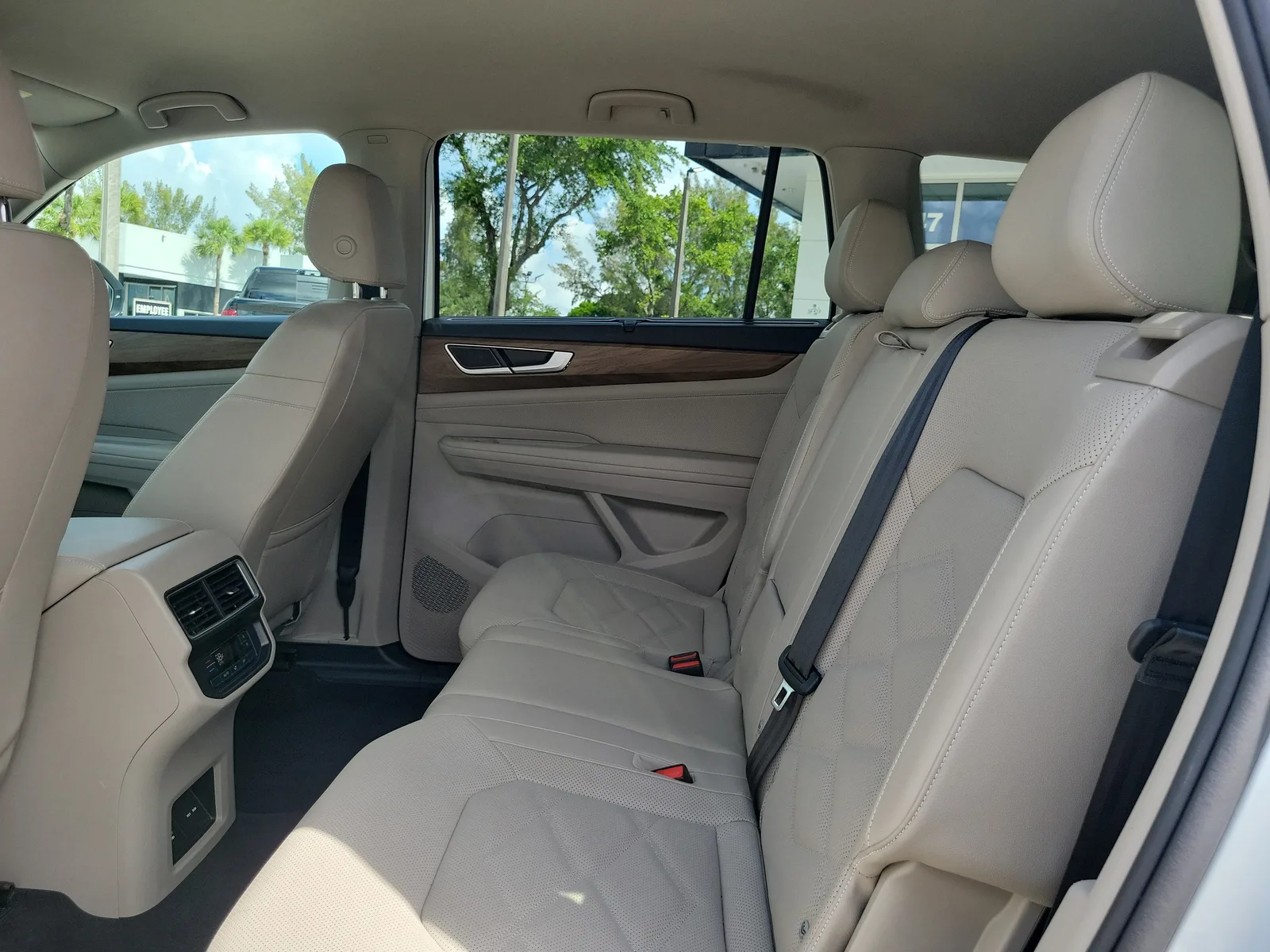 2025 Volkswagen Atlas 2.0T SE w/Technology photo 13