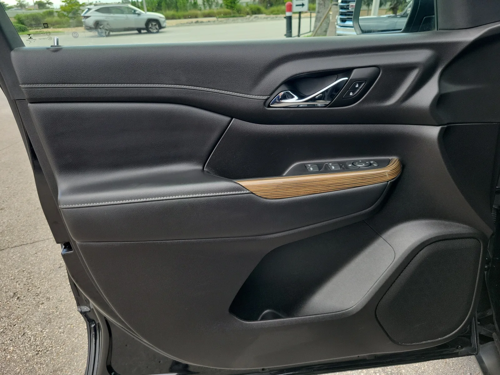2023 GMC Acadia SLE photo 23