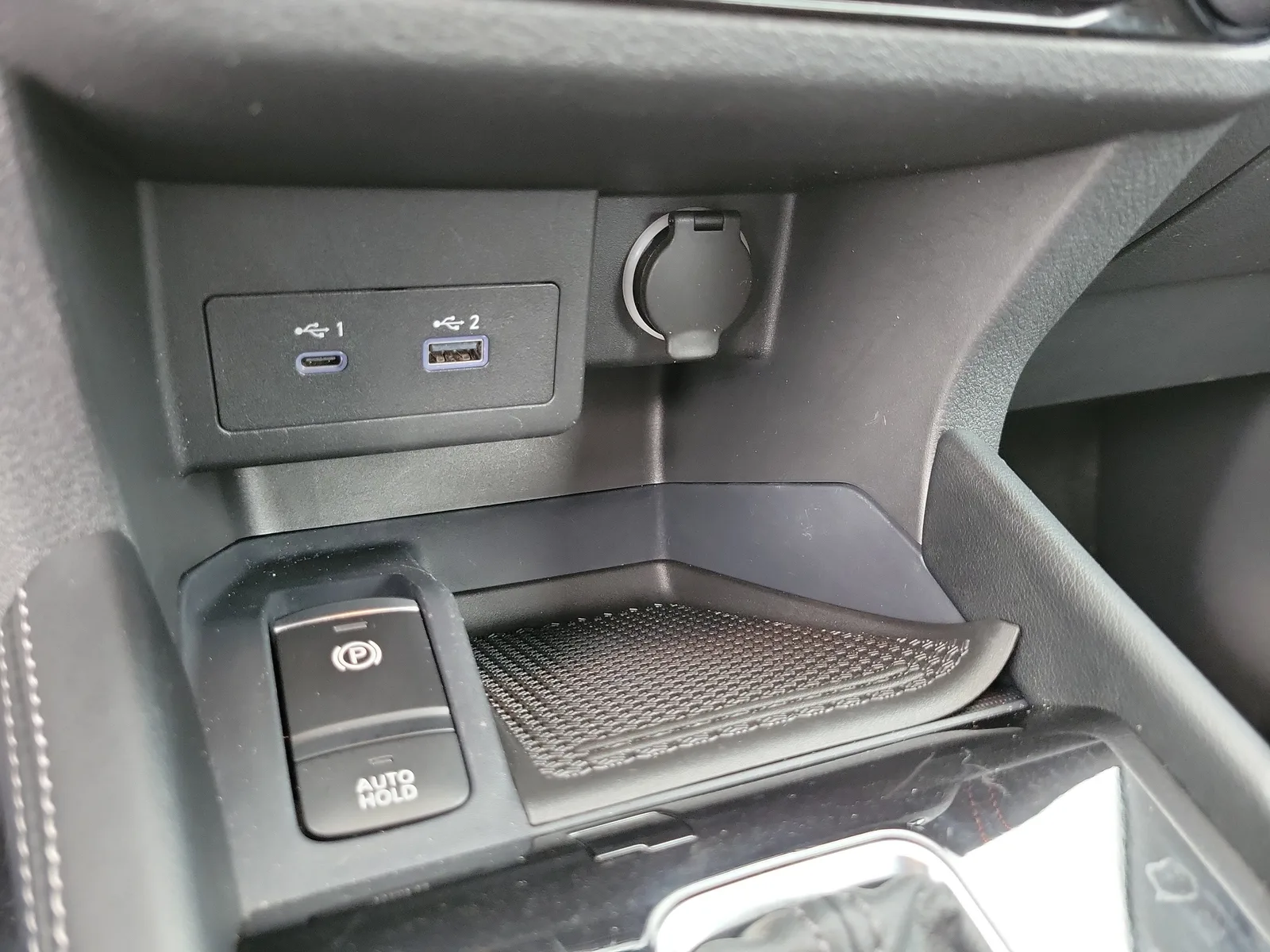 2024 Nissan Kicks SR photo 29