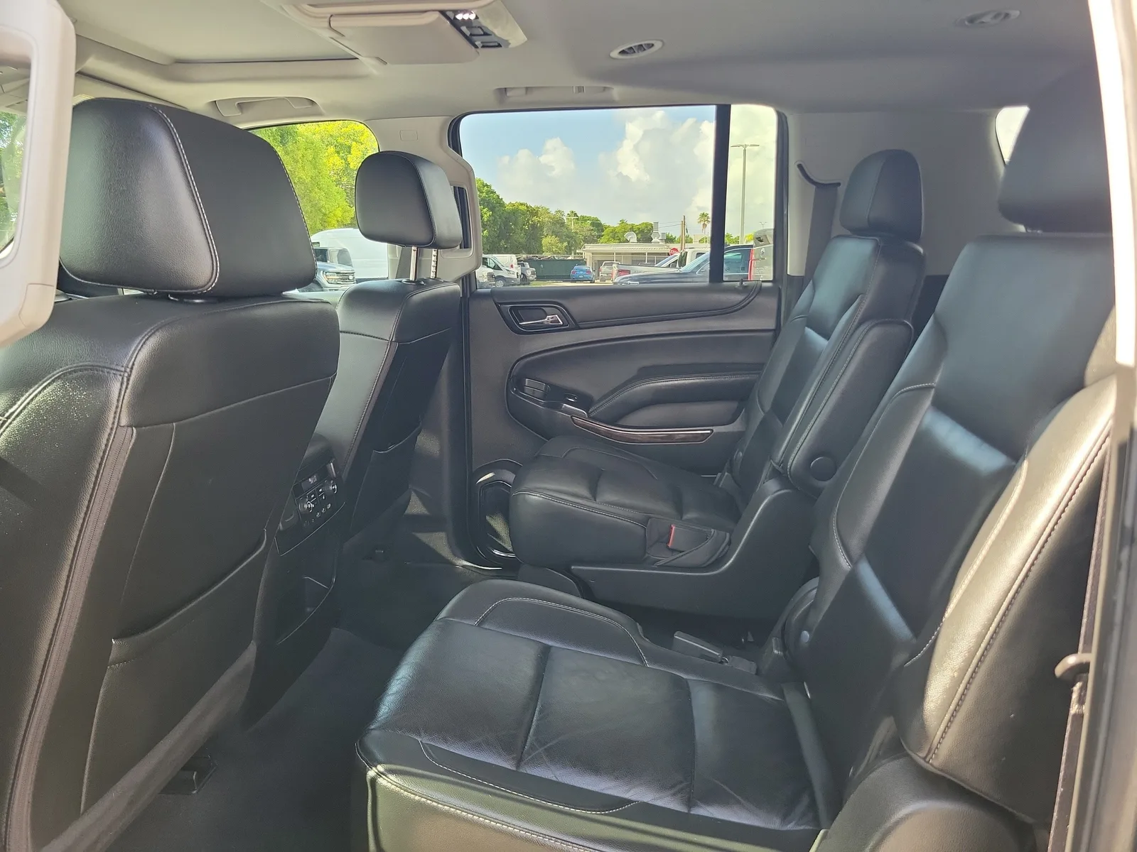 2020 Chevrolet Suburban LT photo 17