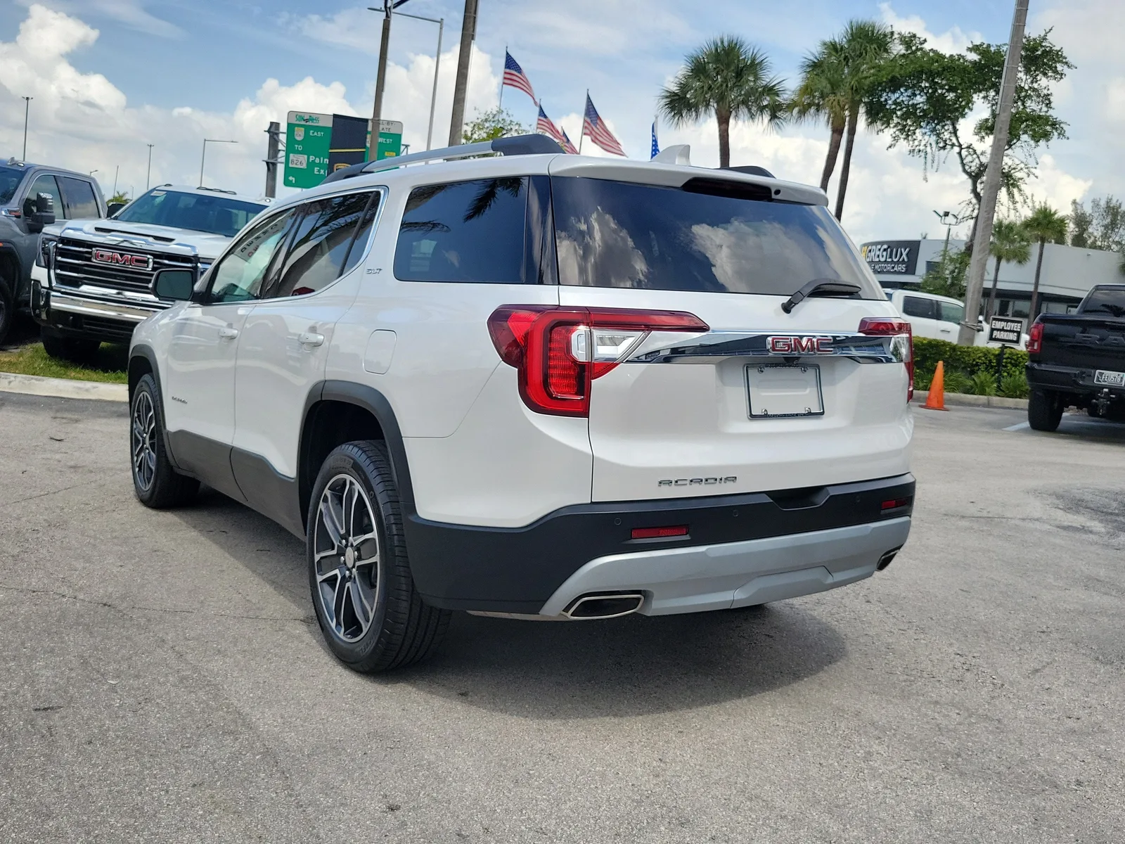 2023 GMC Acadia SLT photo 7