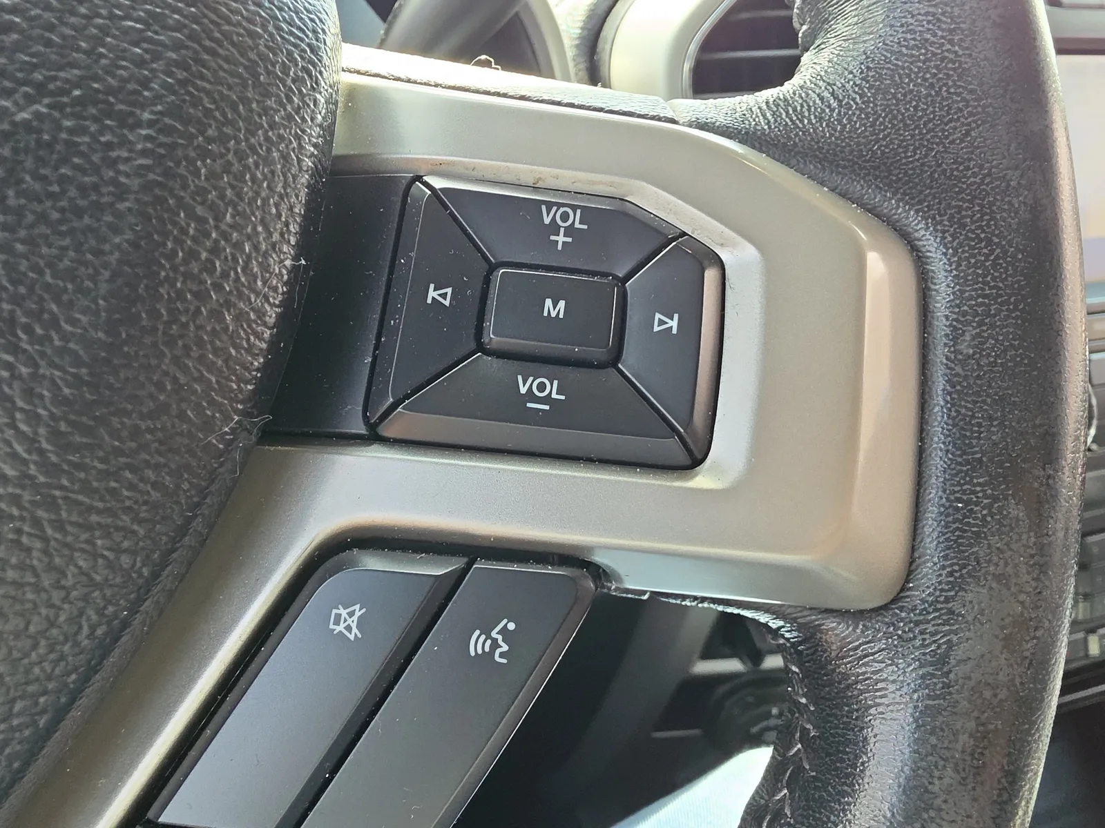 2020 Ford Super Duty F-350 DRW LARIAT 4WD Diesel photo 17