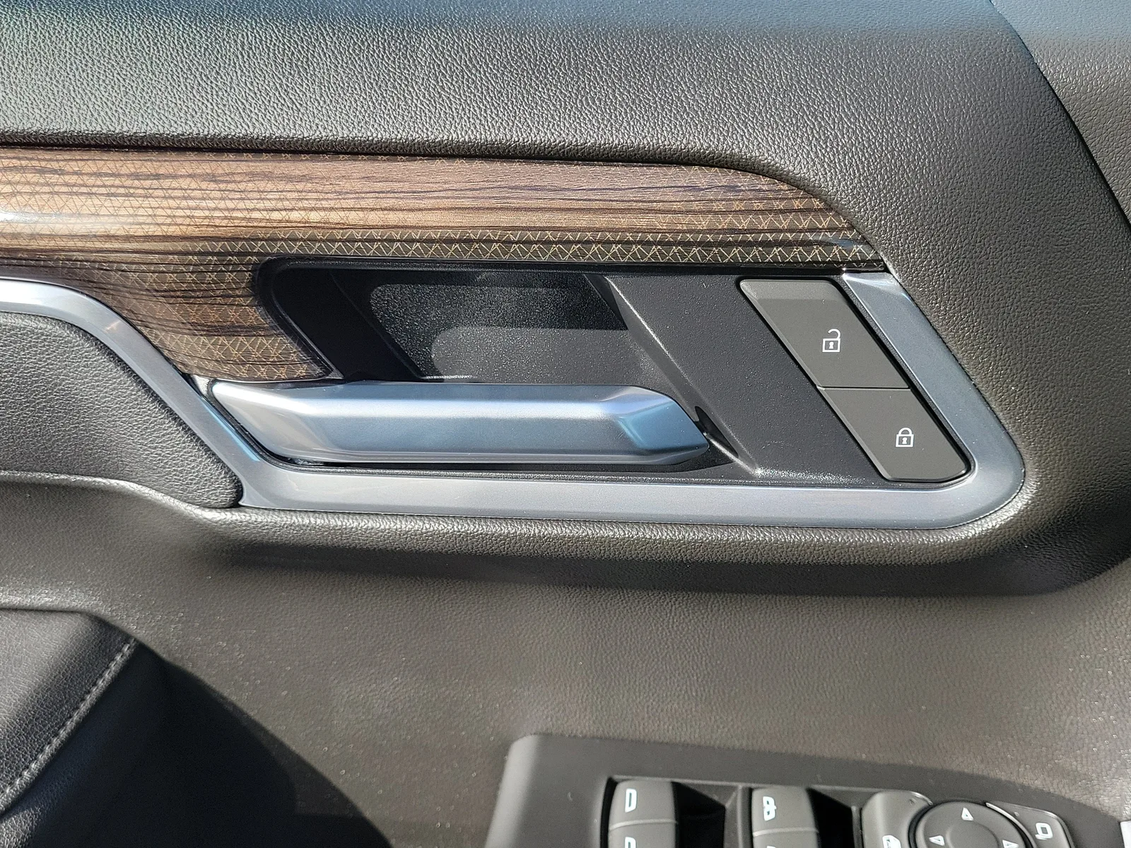 2025 Chevrolet Silverado 1500 LT photo 23