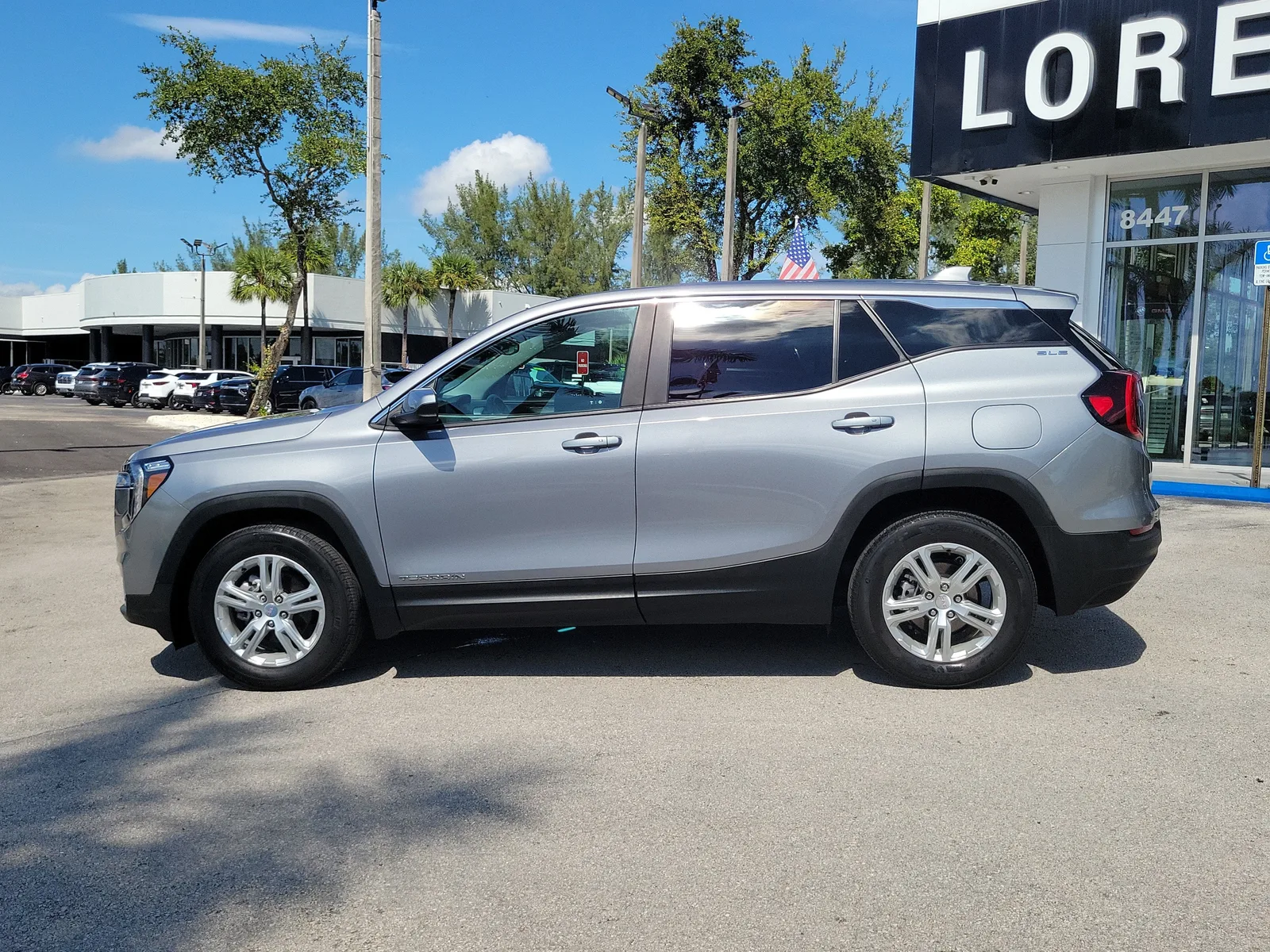 2024 GMC Terrain SLE photo 8