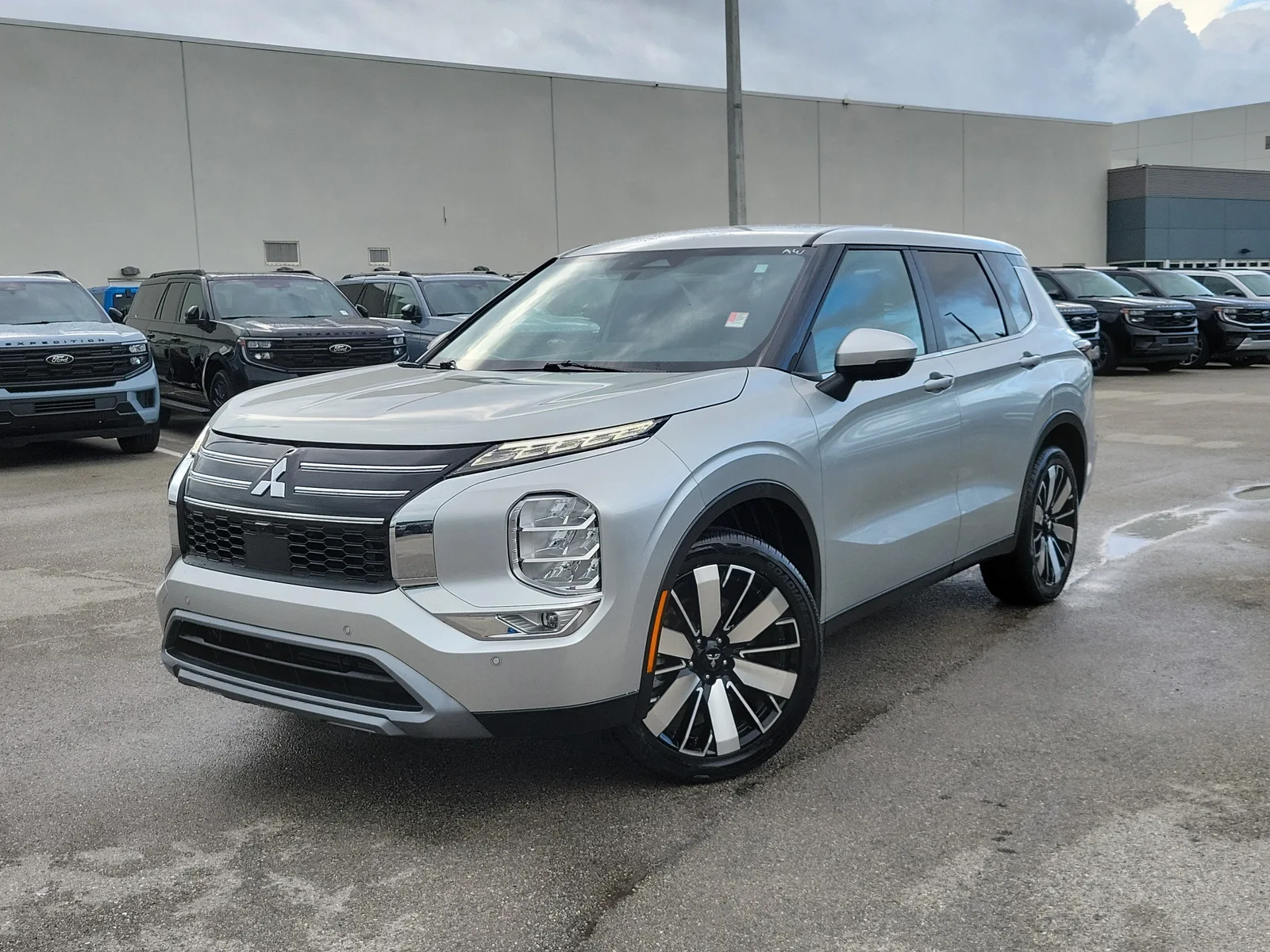 2025 Mitsubishi Outlander SE photo 34