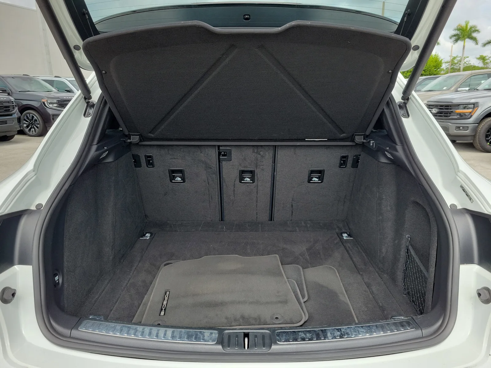 2021 Porsche Macan Base photo 16
