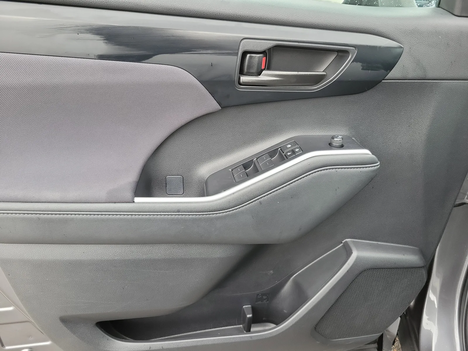 2023 Toyota Highlander LE photo 26
