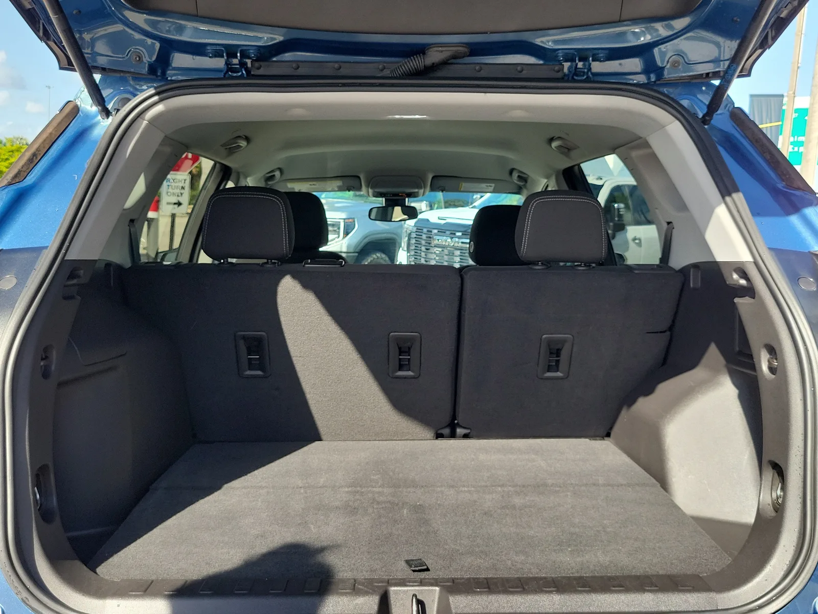 2024 GMC Terrain SLE photo 13
