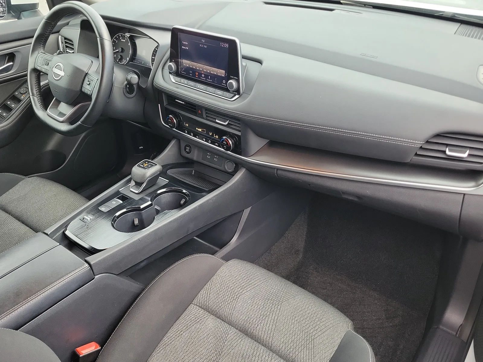 2025 Nissan Rogue SV photo 17