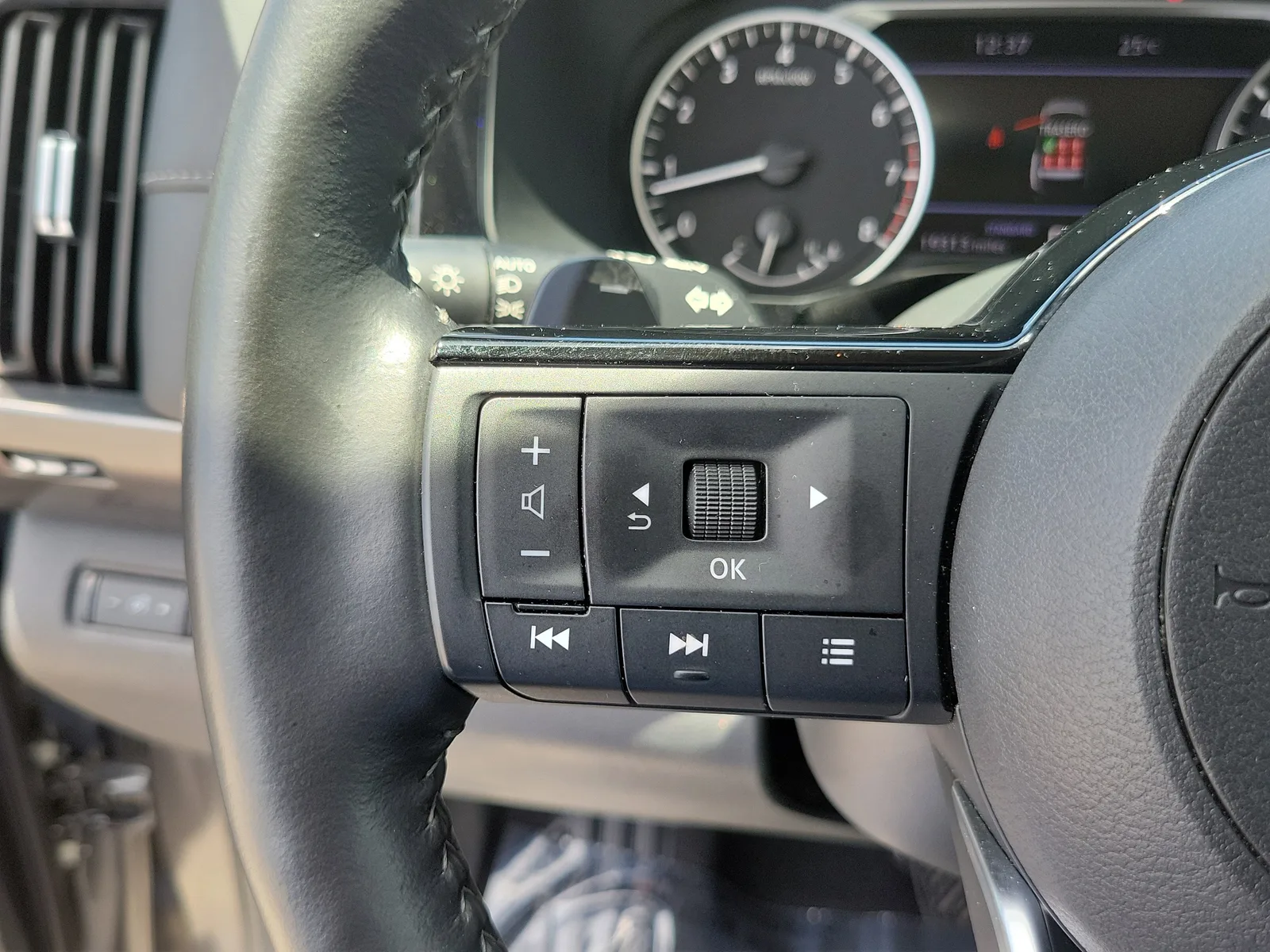 2025 Nissan Pathfinder SL photo 23