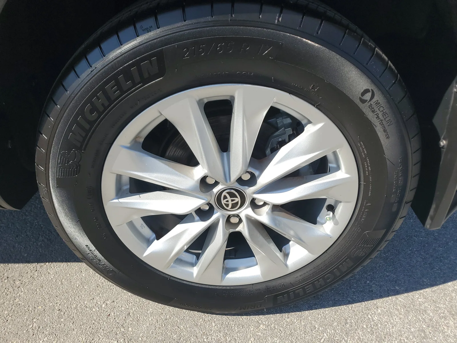 2023 Toyota Corolla Cross LE photo 28