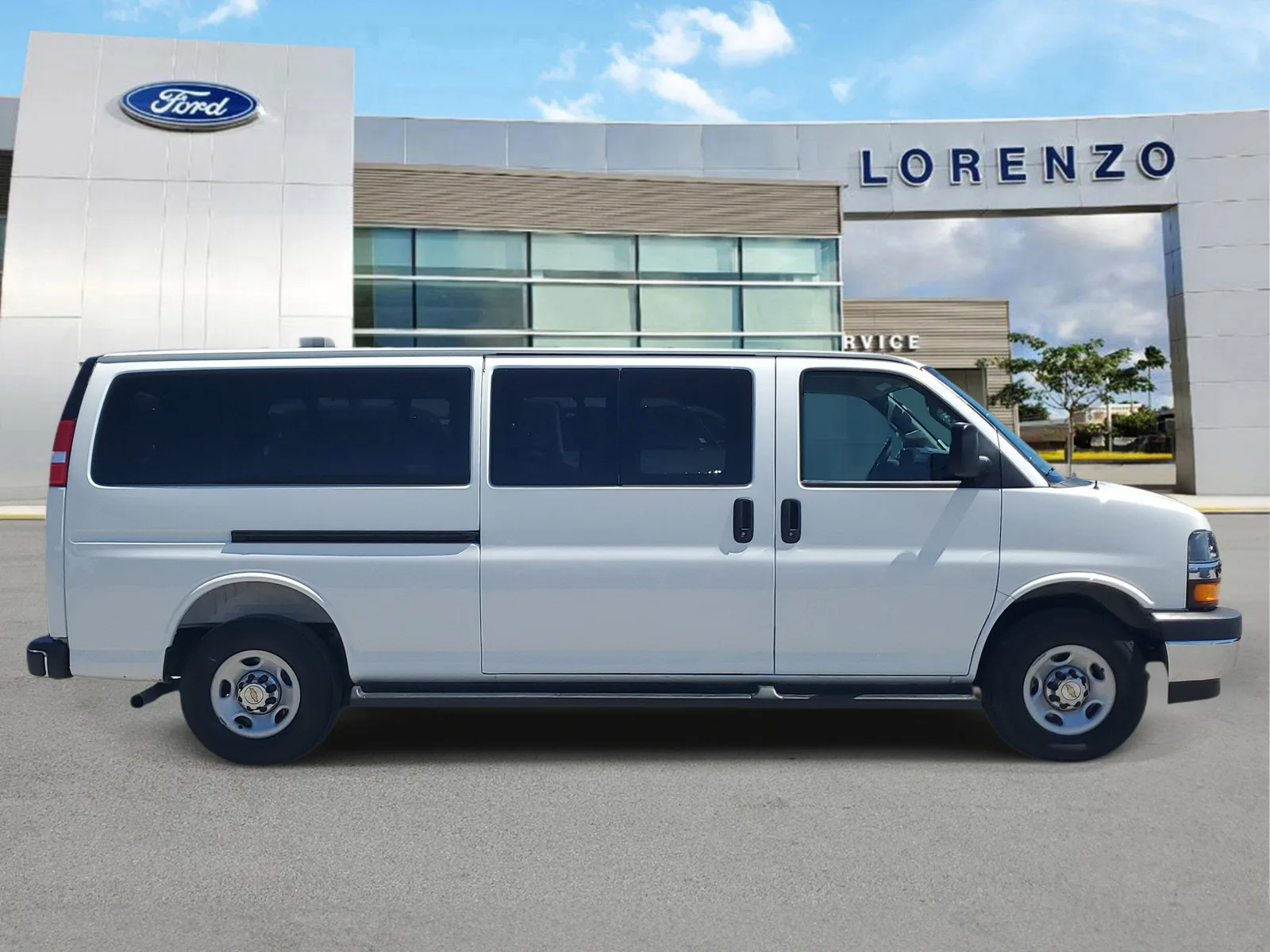 2025 Chevrolet Express Passenger LT photo 4