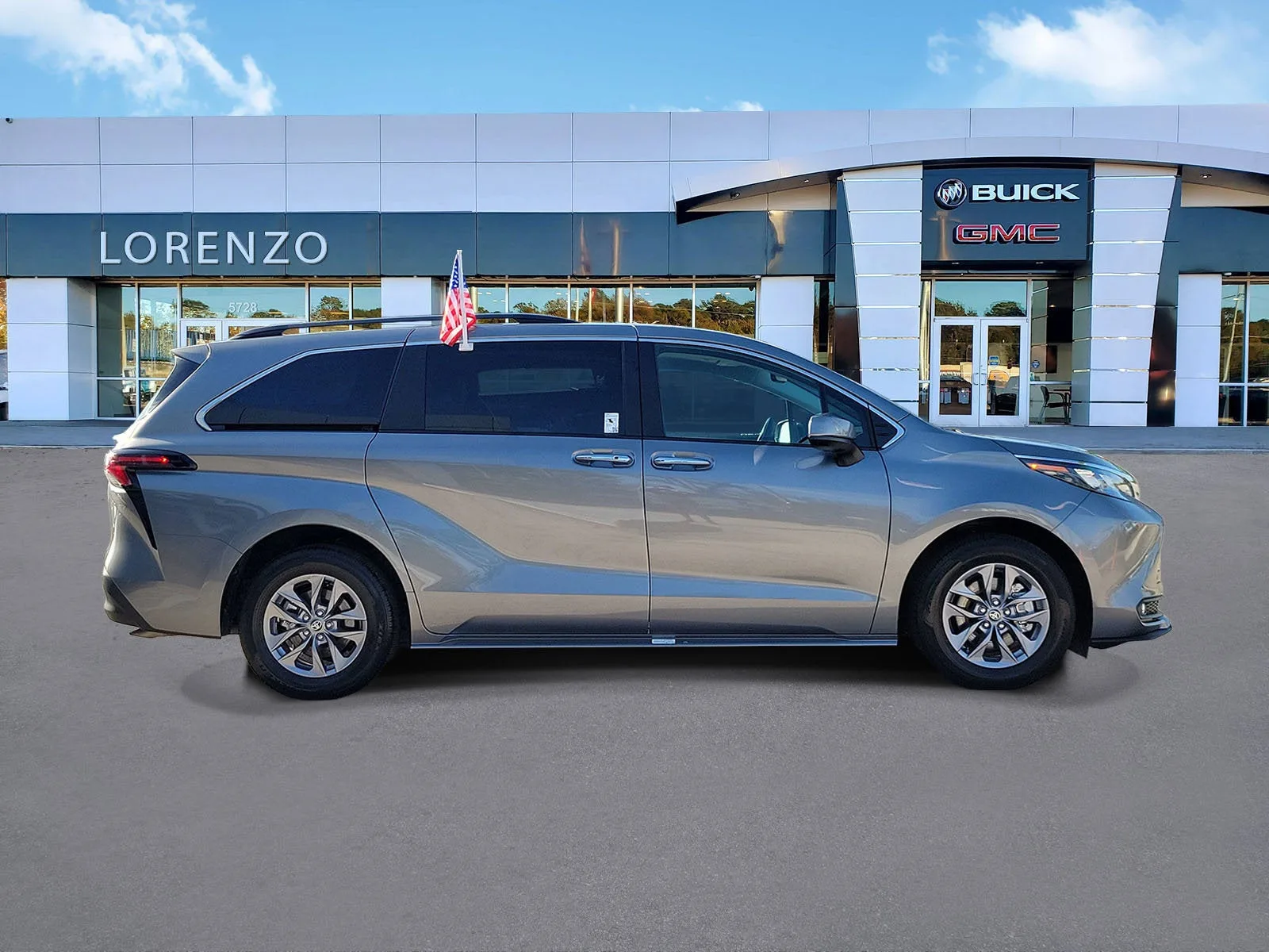2026 Toyota Sienna XLE photo 4