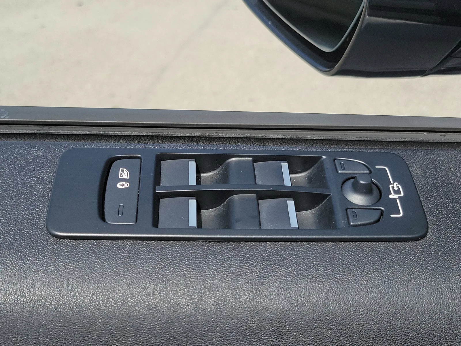 2023 Land Rover Discovery Sport S R-Dynamic photo 28