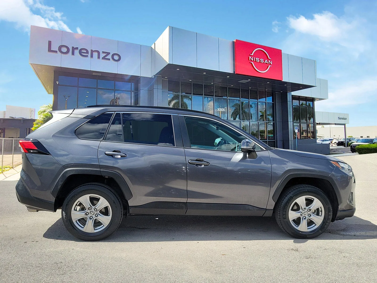 2023 Toyota RAV4 XLE photo 4