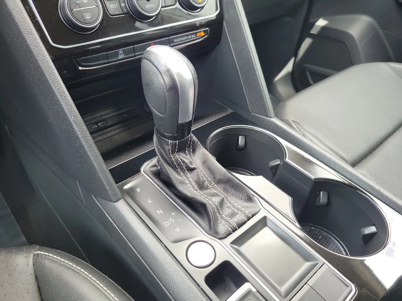 2023 Volkswagen Atlas 3.6L V6 SE w/Technology photo 23