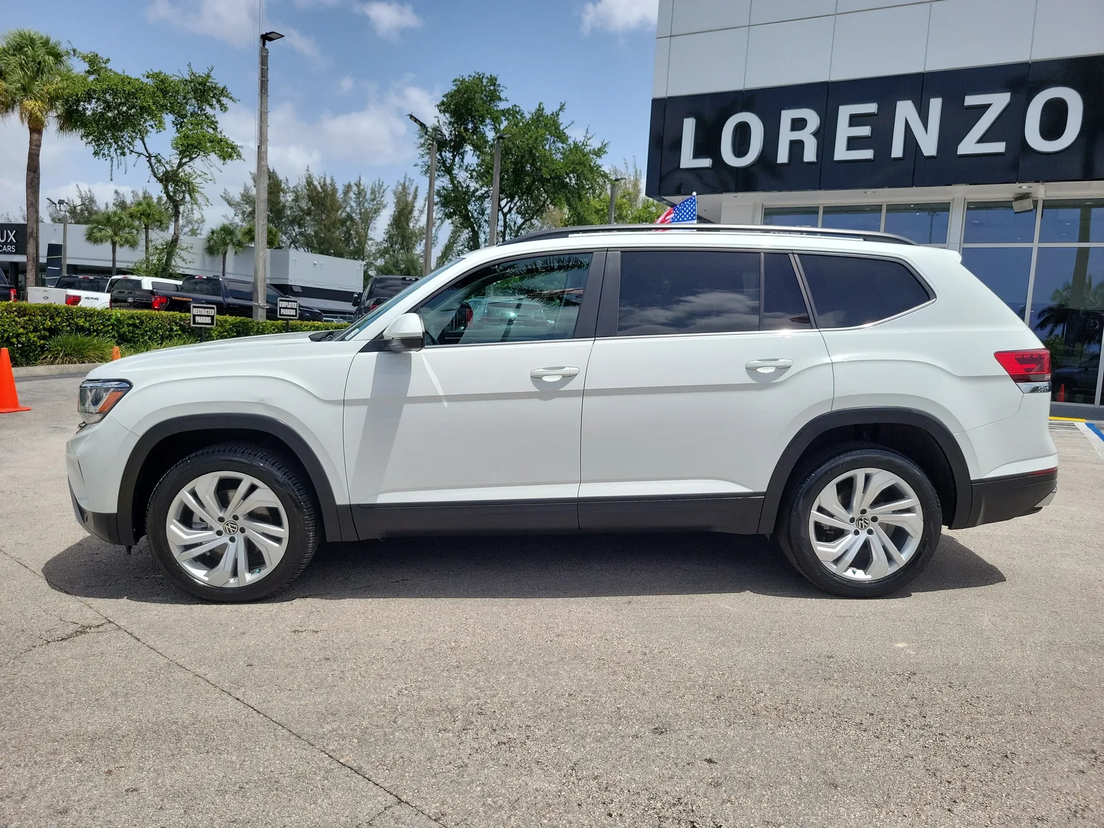 2023 Volkswagen Atlas 3.6L V6 SE w/Technology photo 8