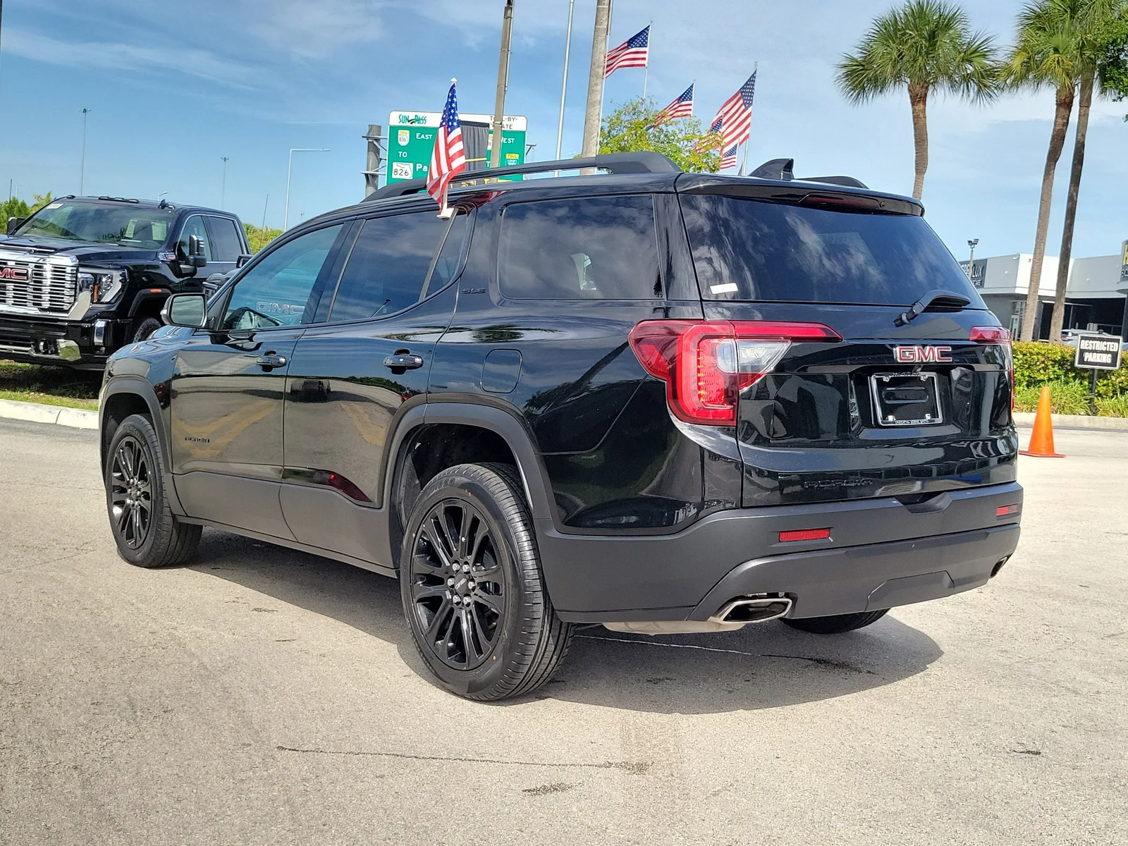 2023 GMC Acadia SLE photo 7