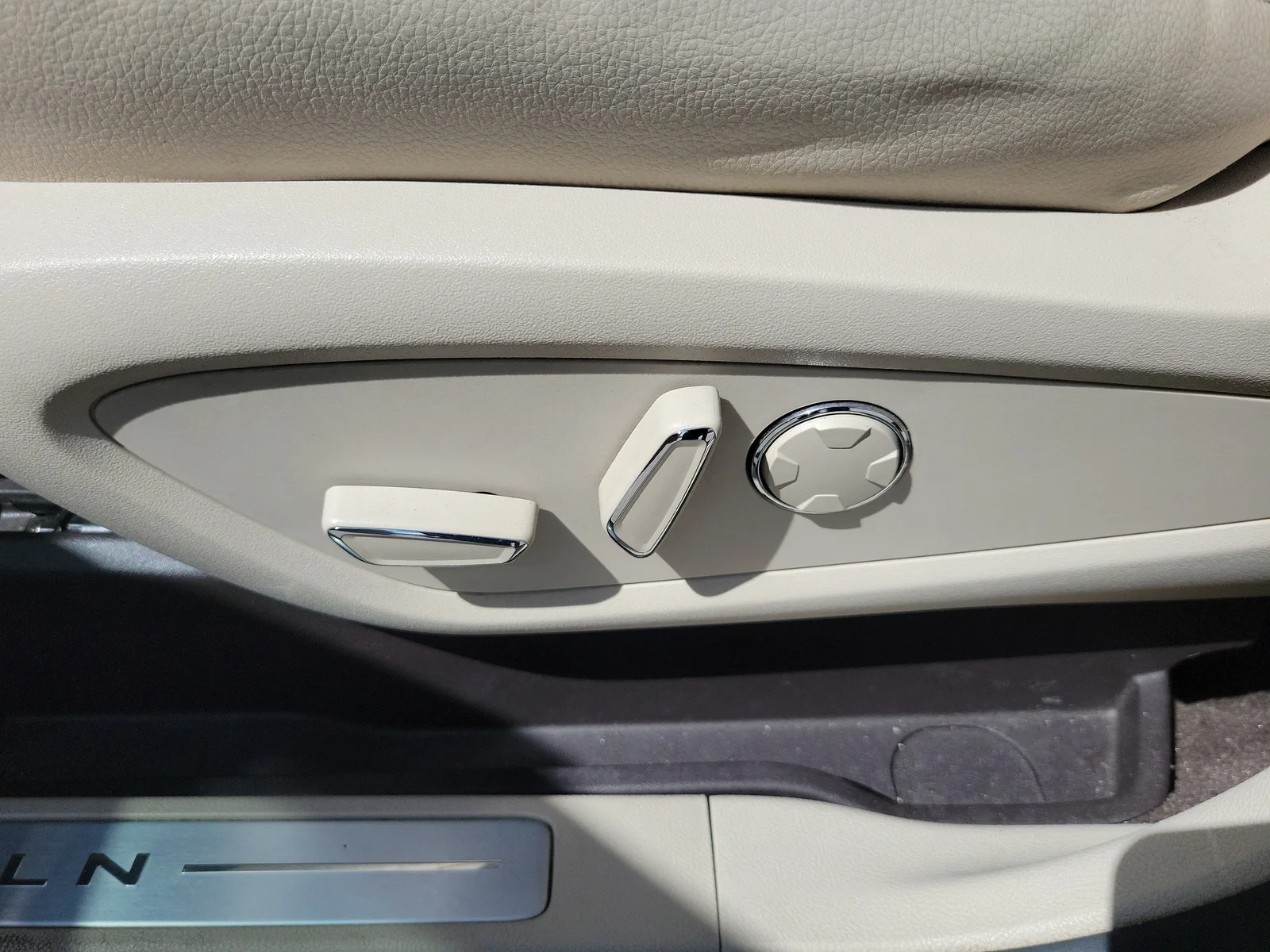 2019 Lincoln MKC Standard photo 12