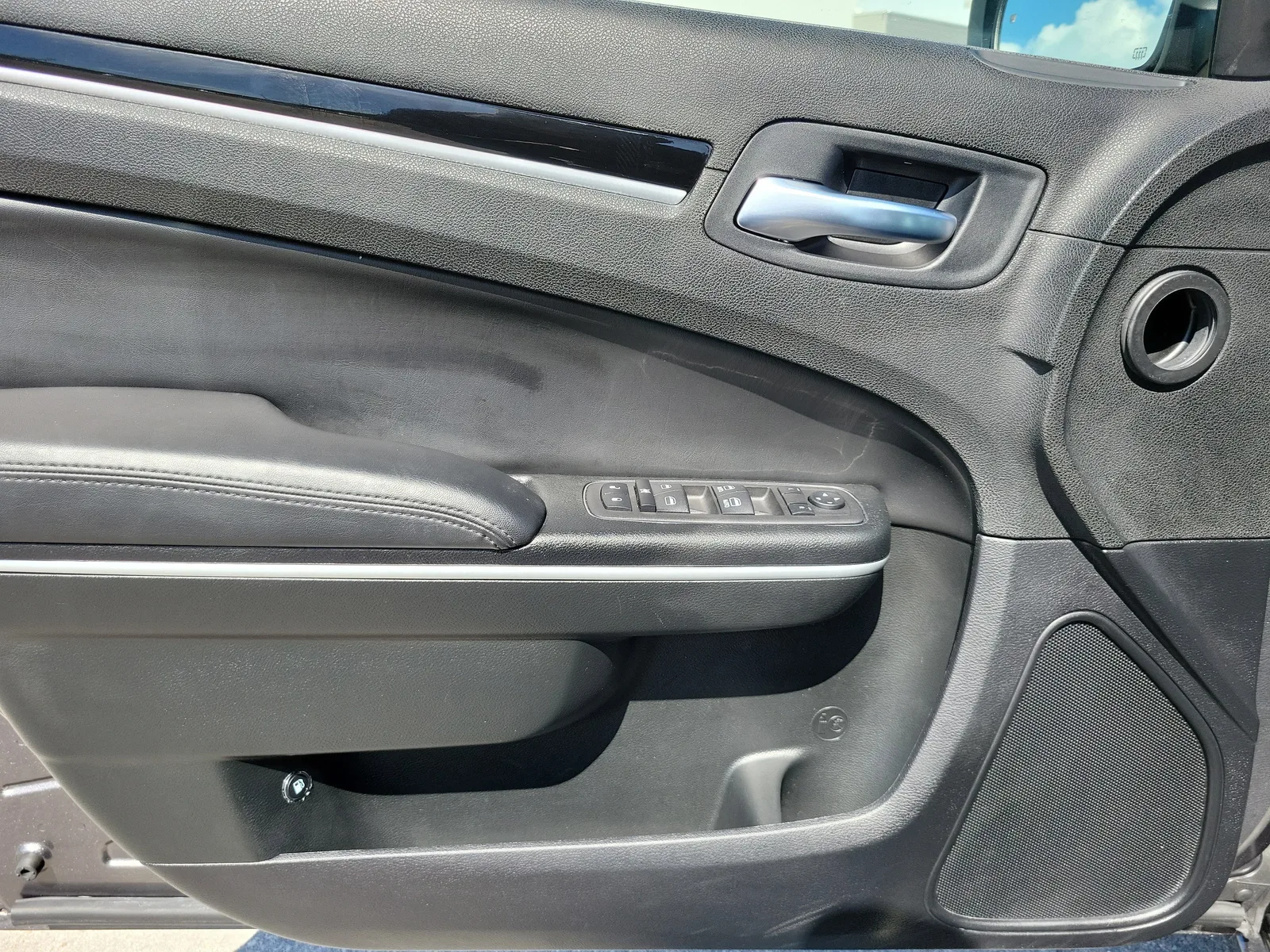 2023 Chrysler 300 Touring L photo 21