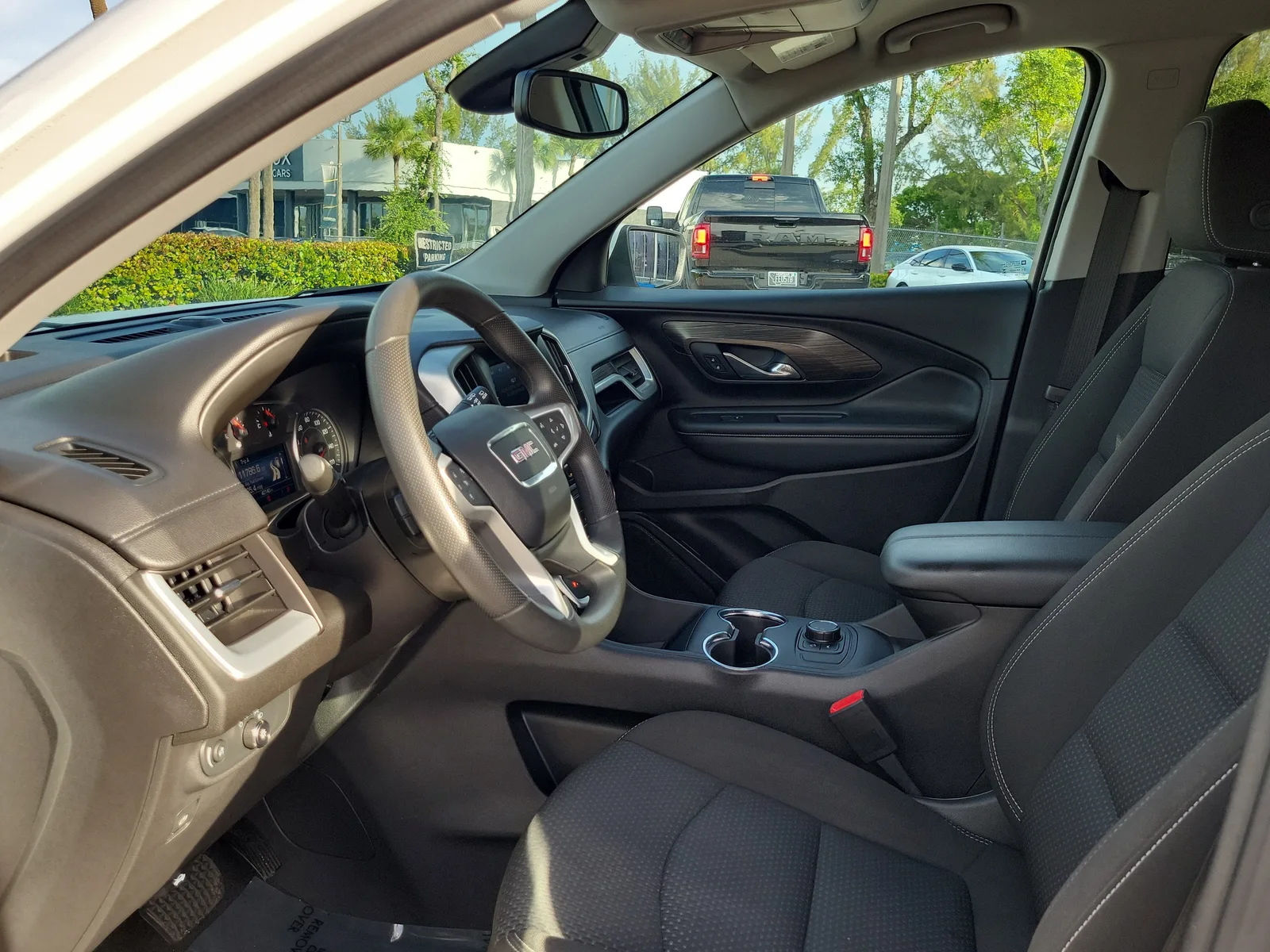 2024 GMC Terrain SLE photo 18