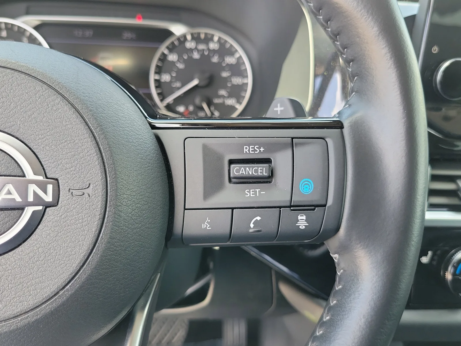 2025 Nissan Pathfinder SL photo 24