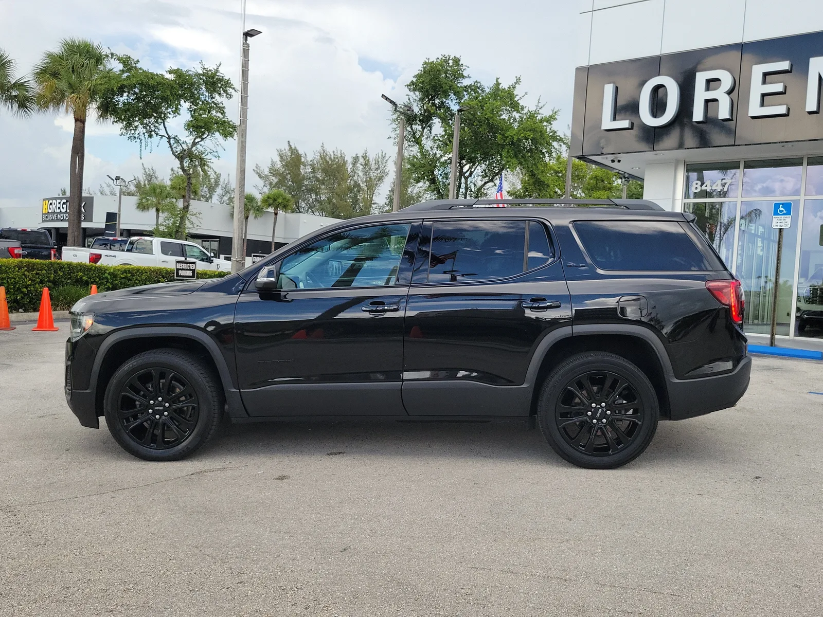 2023 GMC Acadia SLE photo 8