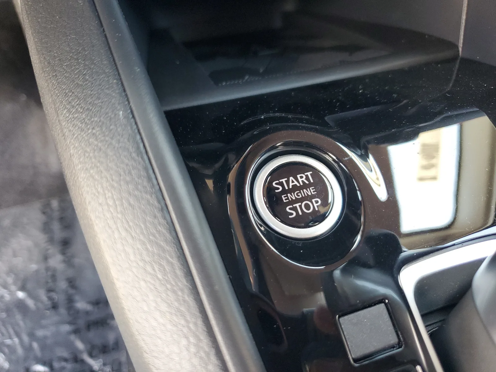 2025 Nissan Versa SR photo 18