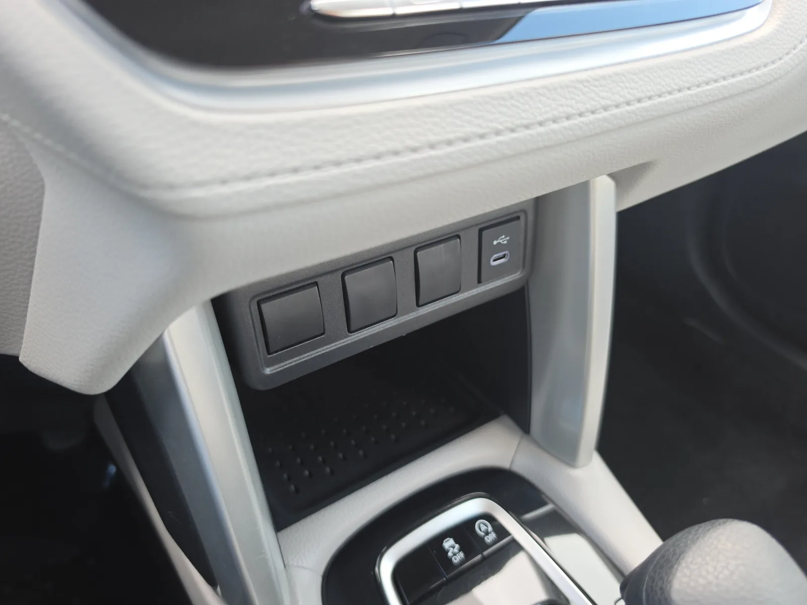 2025 Toyota Corolla Cross L photo 28