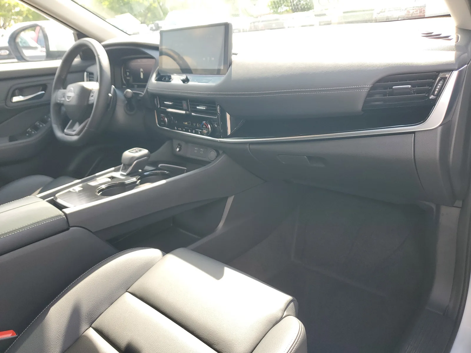 2025 Nissan Rogue SL photo 17