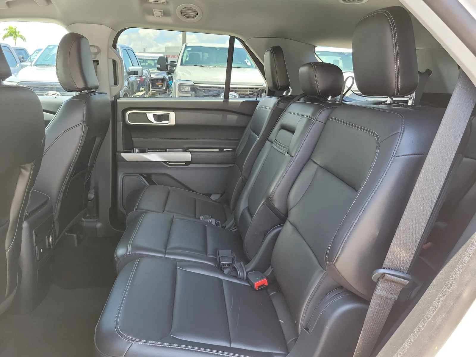 2023 Ford Explorer XLT photo 12