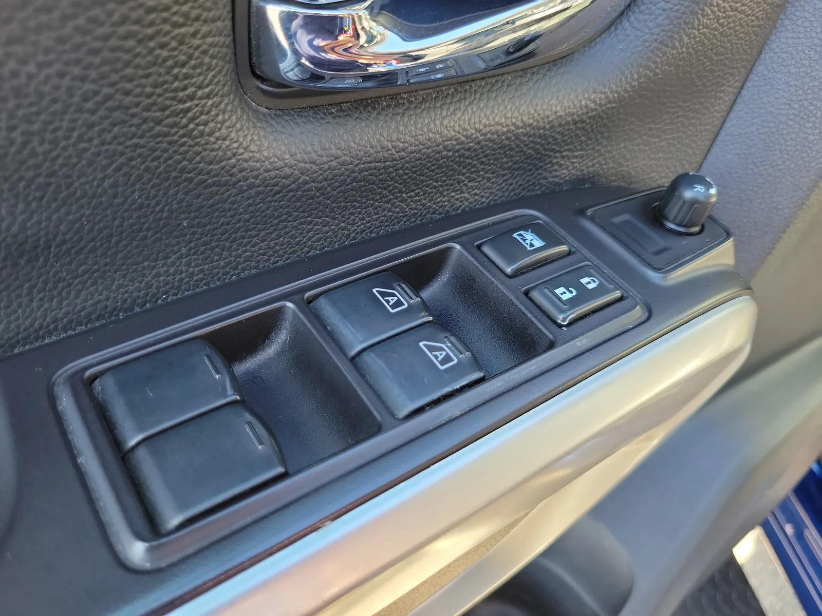 2020 Nissan Titan SL photo 25